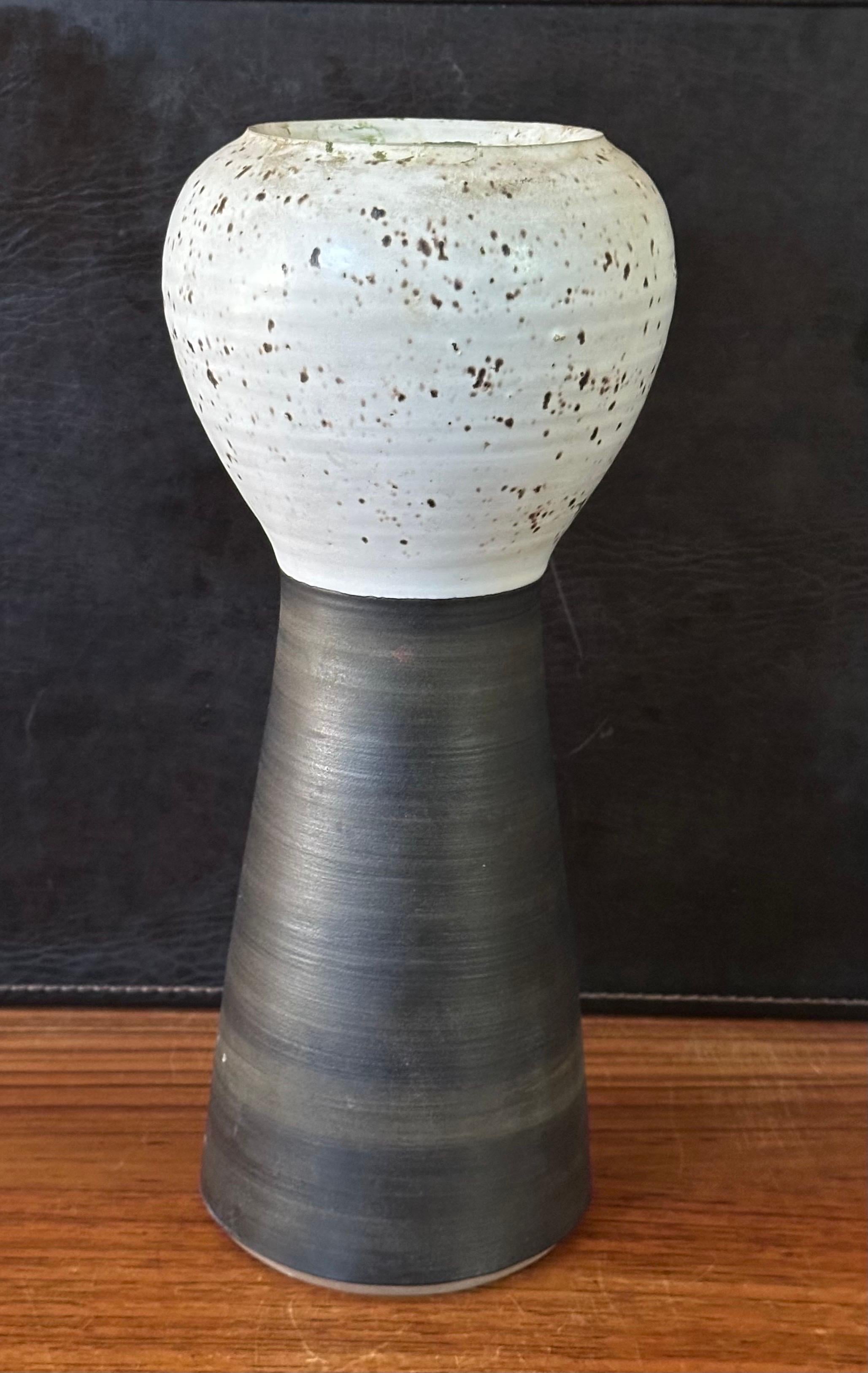 Giapponese Grande vaso giapponese in gres Ikebana in vendita