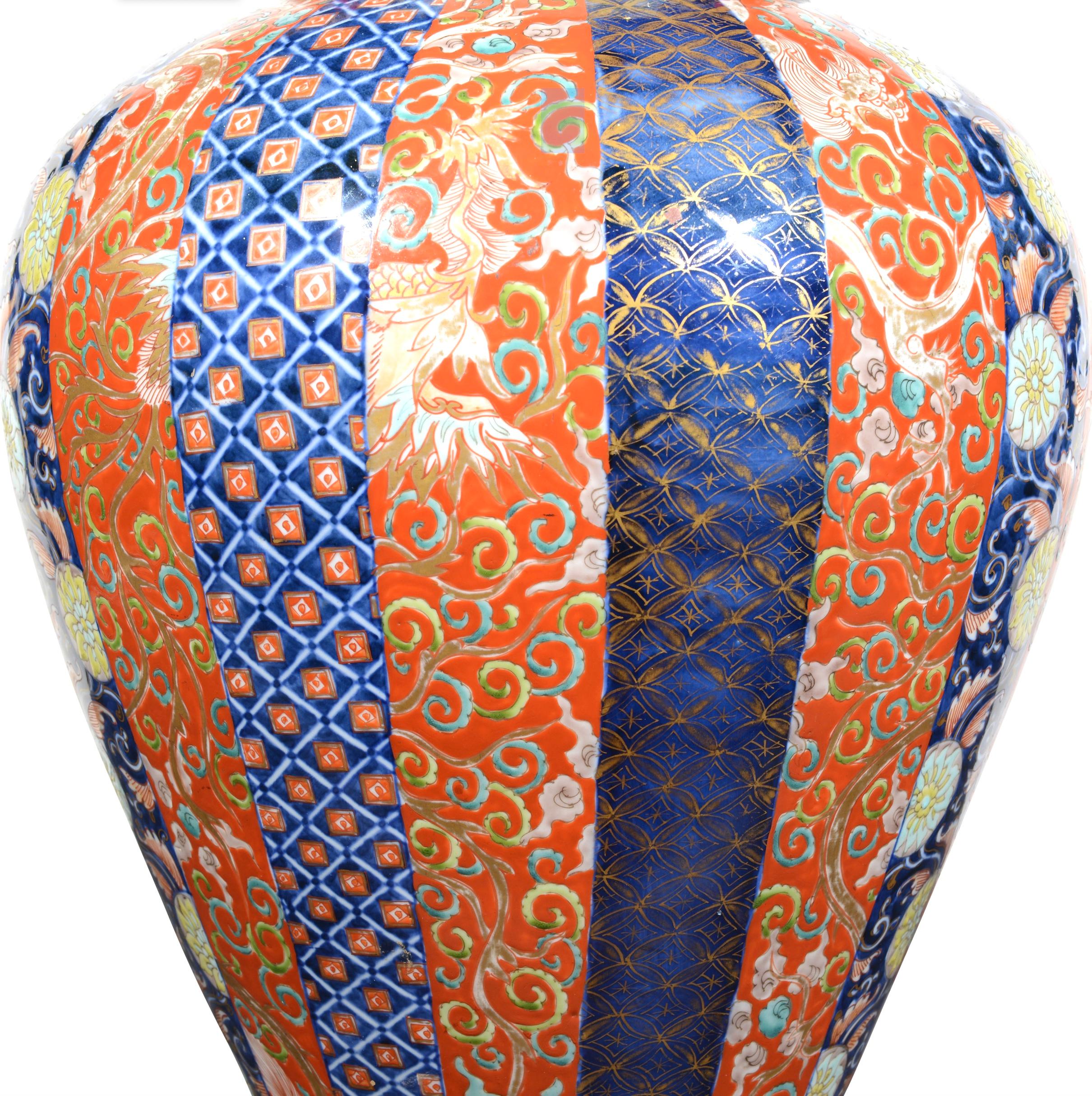 Eine schöne große japanische Imari-Vase aus dem späten 19. Jahrhundert, dekoriert in der typischen Imari-Palette von Eisenrot und Blau mit vergoldeten Highlights in einem wiederholten Streifenmuster, jetzt als Lampe mit handvergoldetem Sockel
