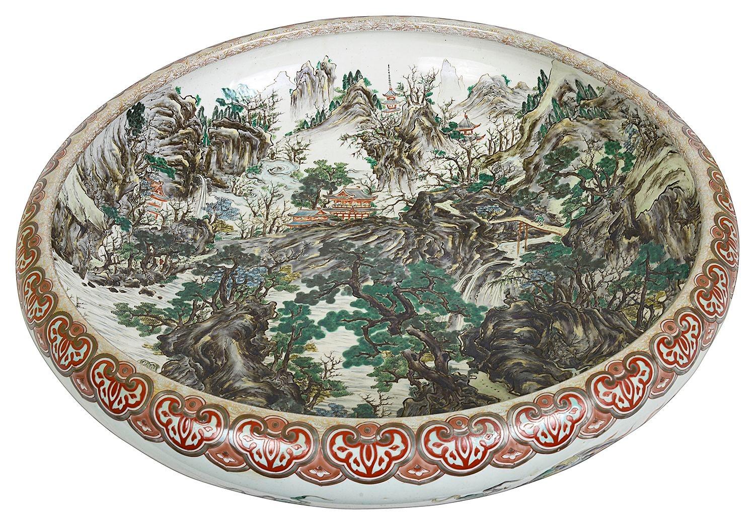 Très impressionnant grand bol japonais Imari, représentant une scène classique de lac et de montagne avec des bâtiments en forme de pagode. Le bord est orné d'un motif classique.

Lot 82 62120 UNKZZ