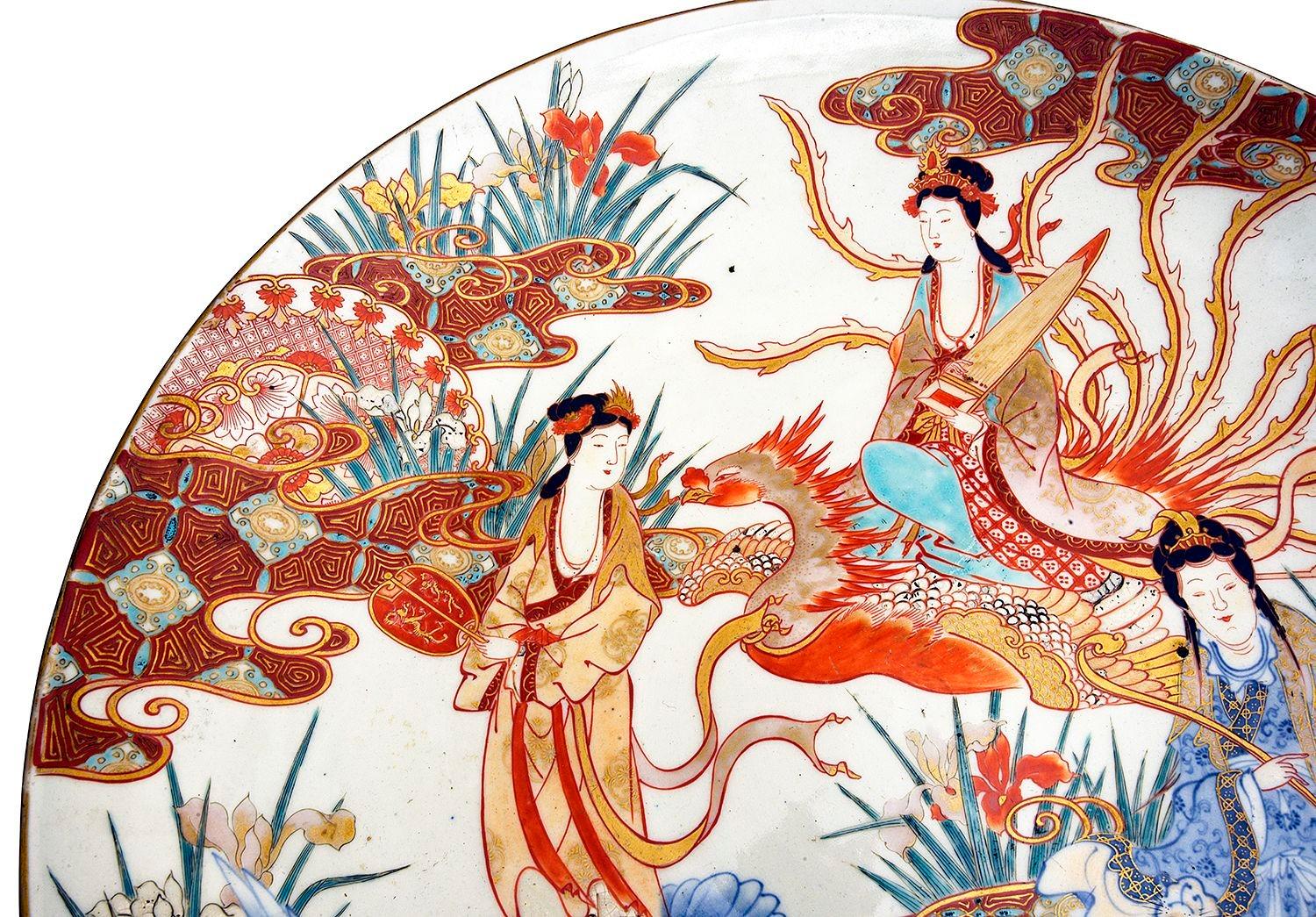 Ein sehr gutes japanisches Imari-Ladegerät aus dem späten 19. Jahrhundert, das Gaisha-Mädchen zeigt, die auf mythischen Drachen und Vögeln reiten, alles inmitten von Schilf und Lilien.

Charge 82 N/H