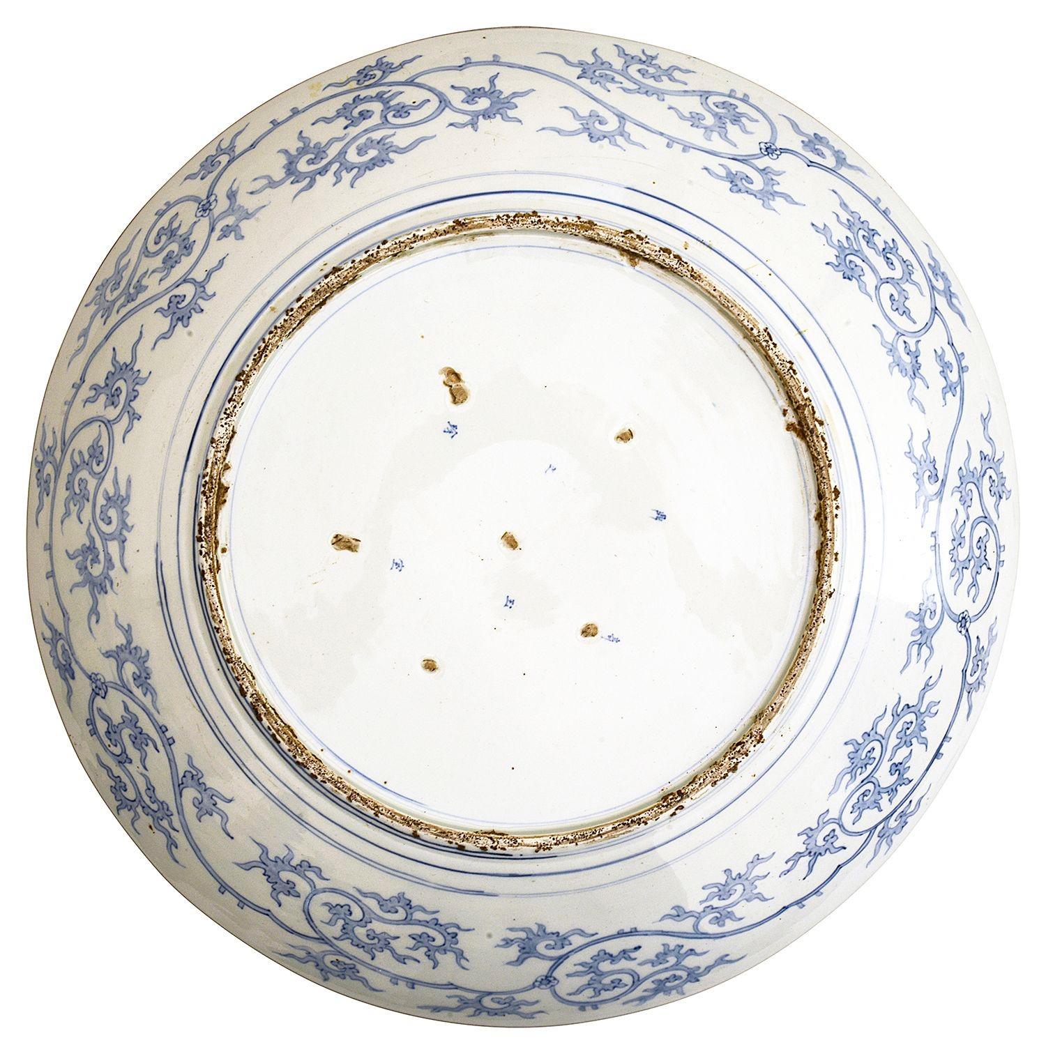 Großer japanischer Imari- chareger aus dem 19. Jahrhundert, Durchmesser 56 cm. im Zustand „Gut“ im Angebot in Brighton, Sussex