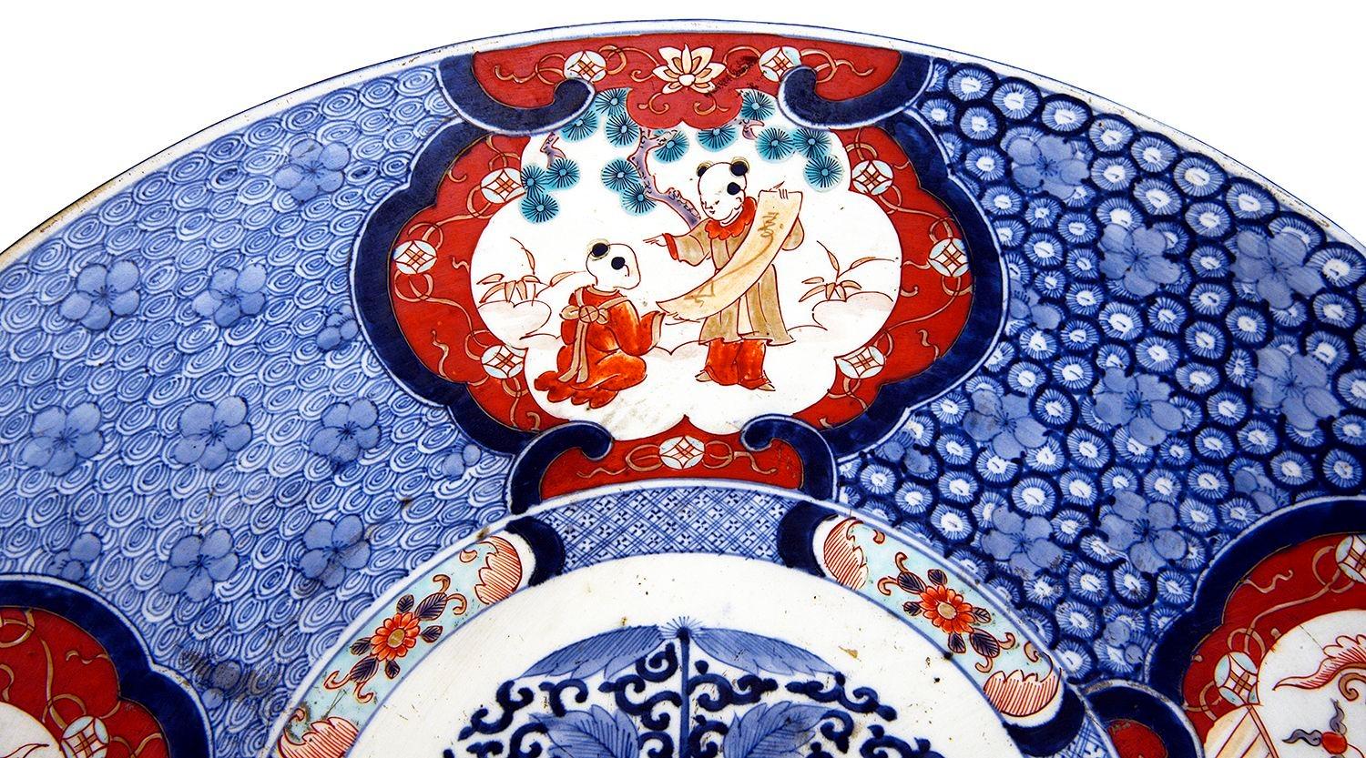 Japonais Grande assiette de présentation japonaise Imari, C19e, 58 cm de diamètre en vente