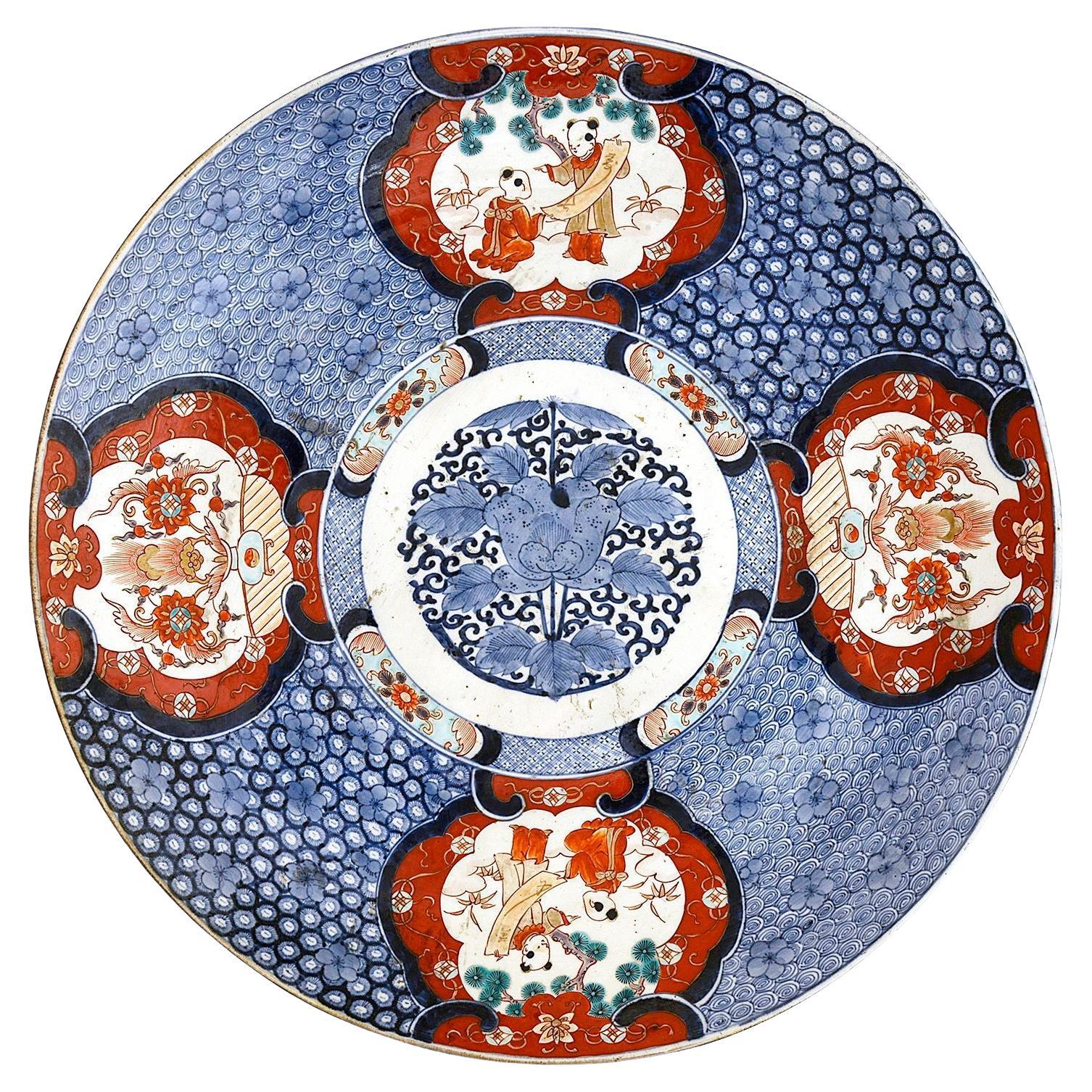 Gran cargador Imari japonés, S. XIX, 58 cm de diámetro