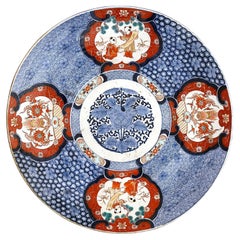Gran cargador Imari japonés, S. XIX, 58 cm de diámetro