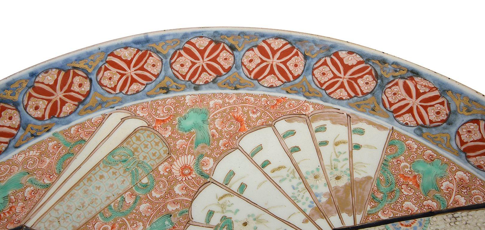 Très bonne qualité de porcelaine japonaise Imari de la fin du XIXe siècle, peinte à la main, représentant un écran à six plis avec un homme à cheval dans un cadre rural montagneux. Éventails, décorations florales et motifs sur les bordures.
Lot 76