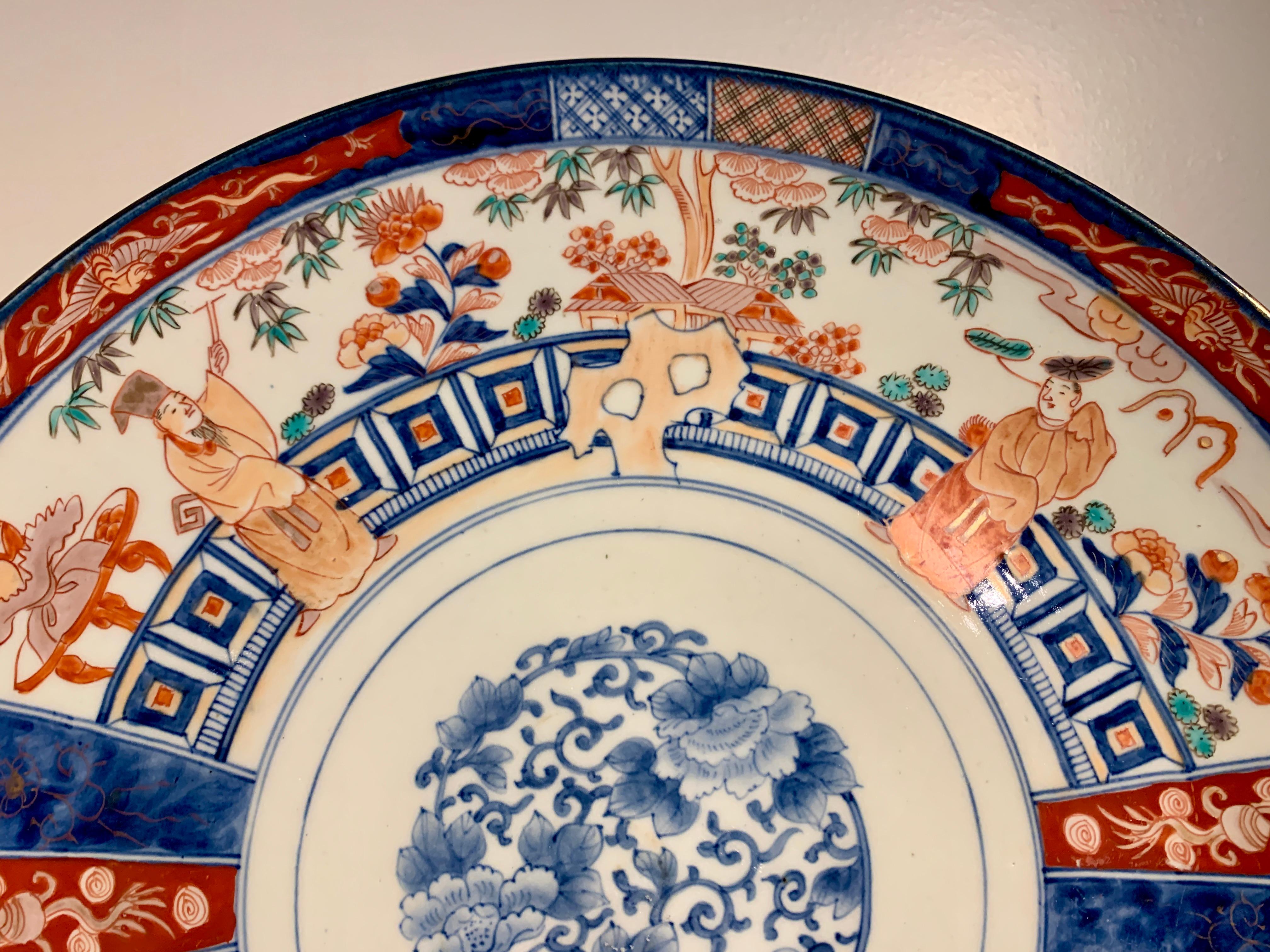 Large Japanese Imari Charger, Edo/Meiji Period, mid 19th century, Japan In Good Condition For Sale In Austin, TX