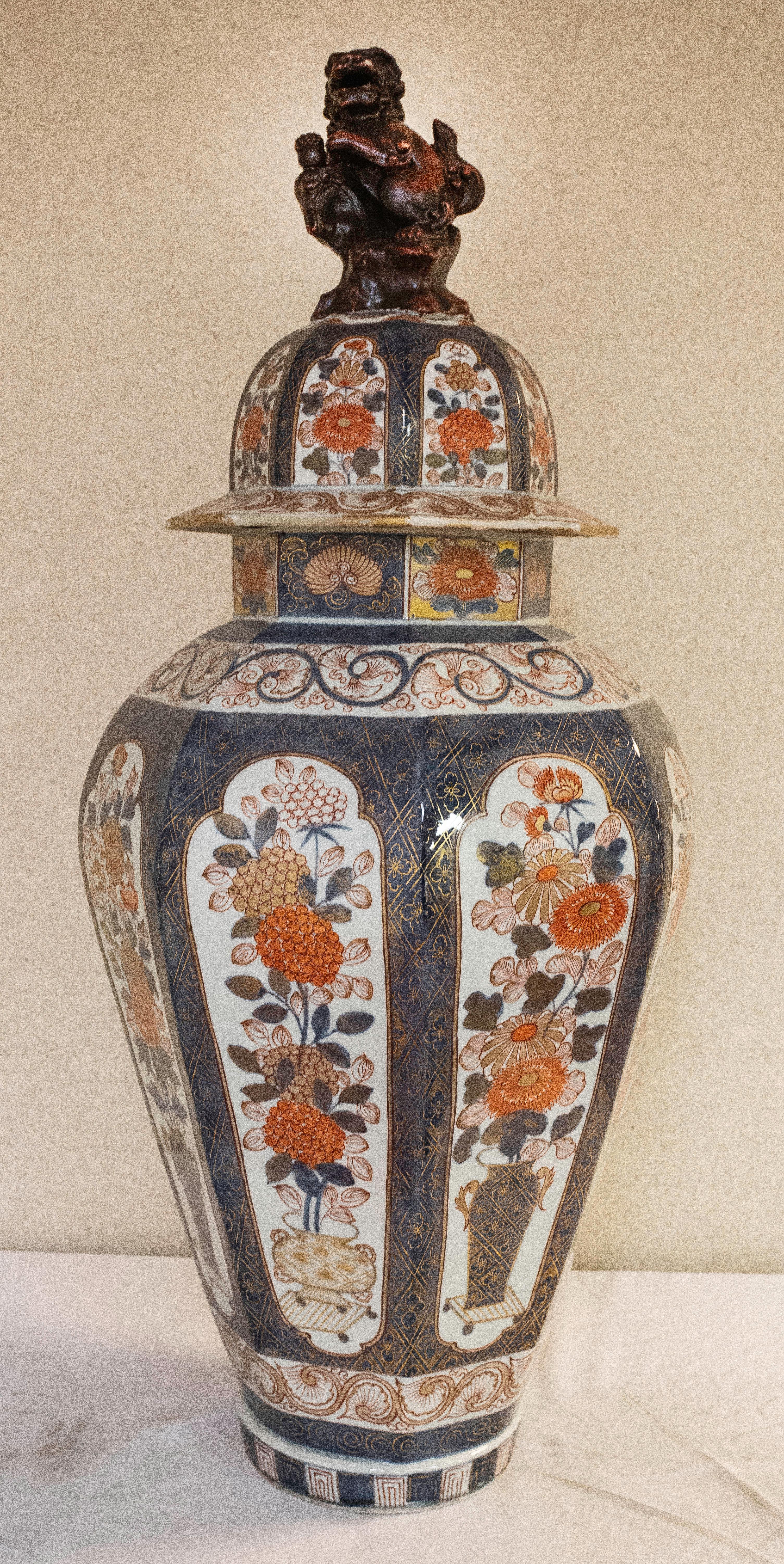 Large Japanese Imari Covered Vase In Good Condition In New York, NY