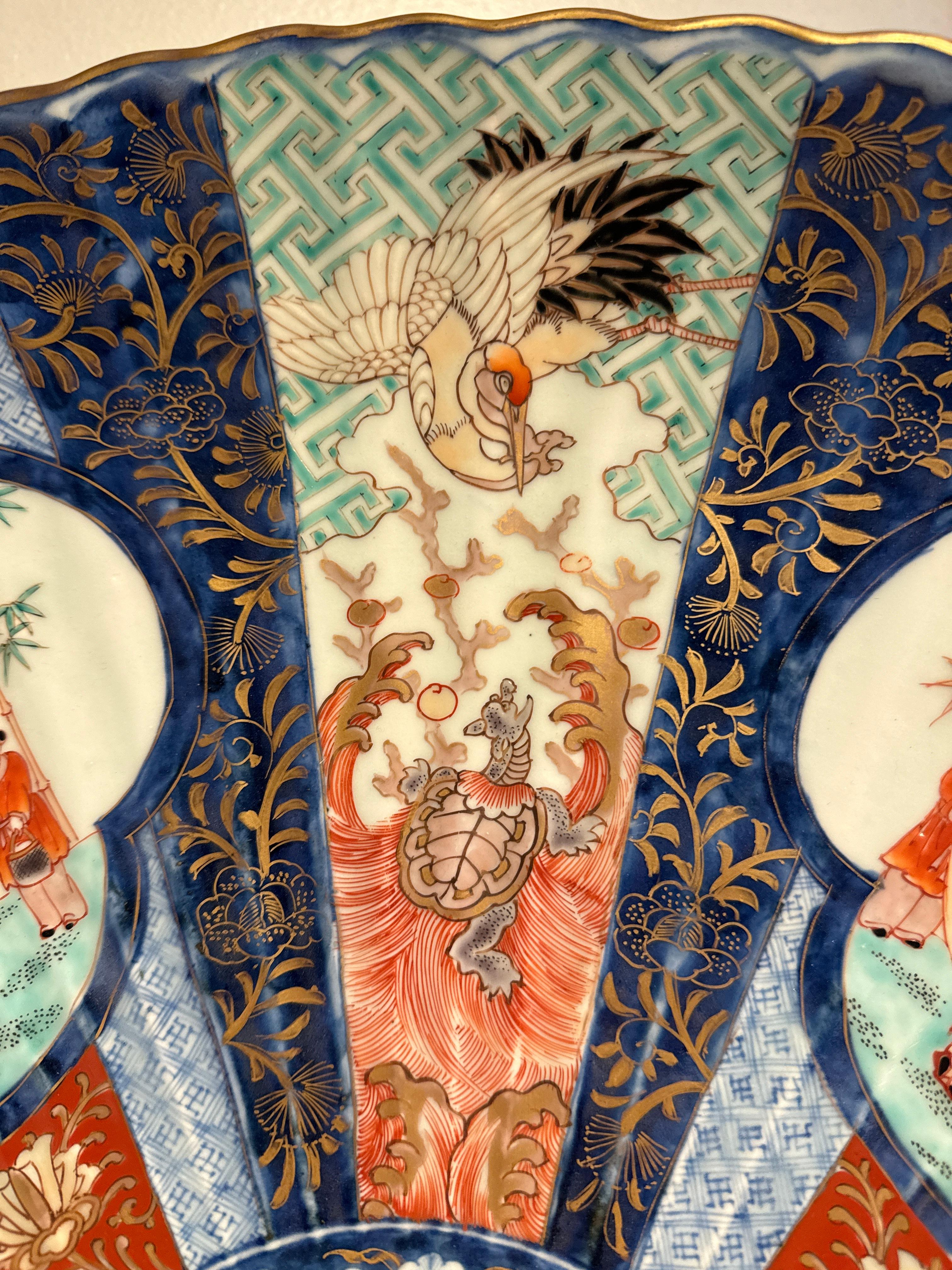 Porcelaine Grand chargeur japonais Imari cannelé, période Edo/Meiji, milieu du 19e siècle, Japon en vente