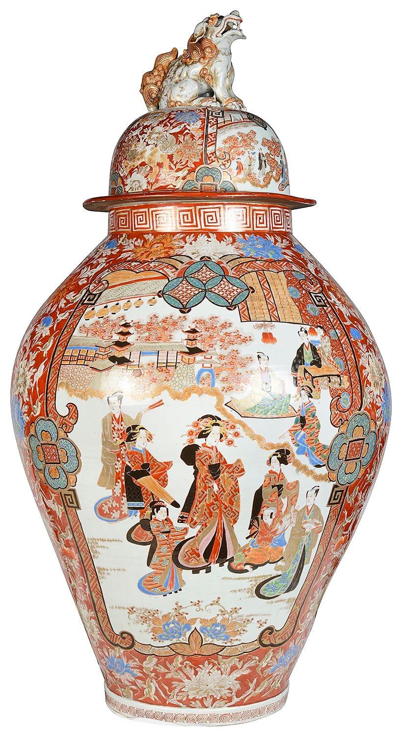 Peint à la main Grand vase japonais à couvercle Imari, 19ème siècle en vente