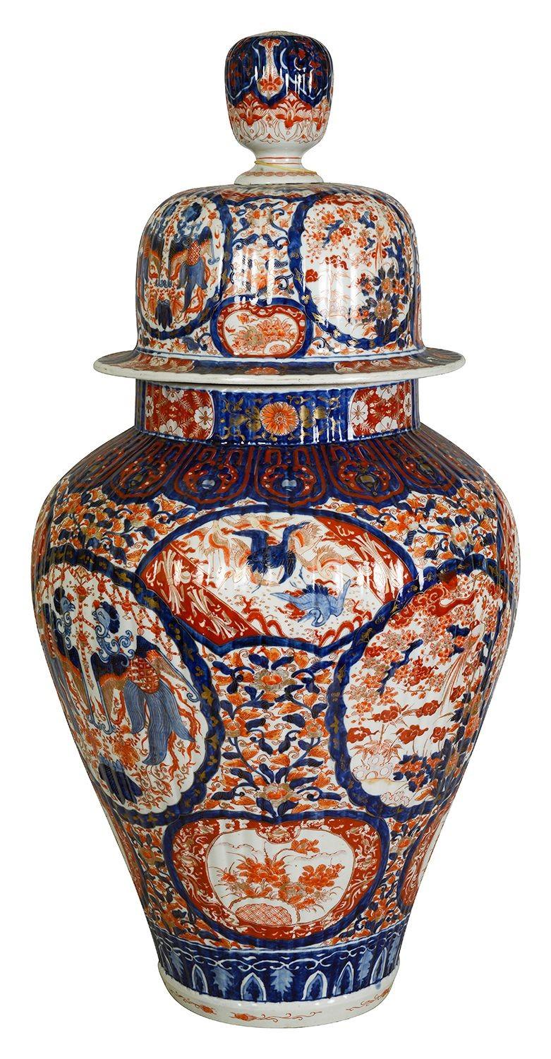 Un vaso con coperchio Imari giapponese della fine del XIX secolo di ottima qualità, alto ben 35 pollici. Caratterizzato da colori vivaci, sfoggia una tavolozza di blu intenso, arancione ricco e bianco delicato. Gli intricati disegni dipinti a mano