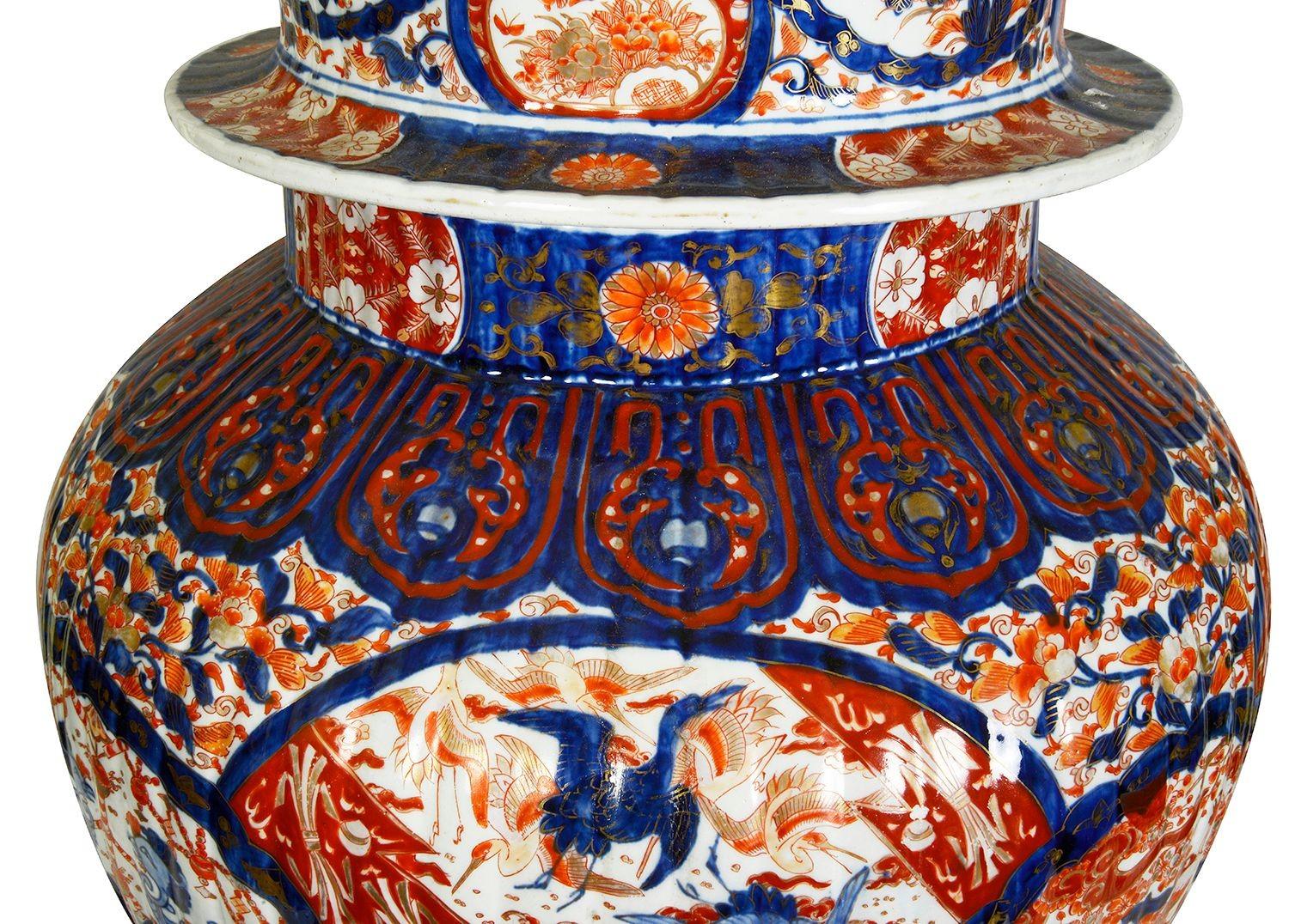 Dipinto a mano Grande vaso giapponese con coperchio Imari, 1880 circa. 35