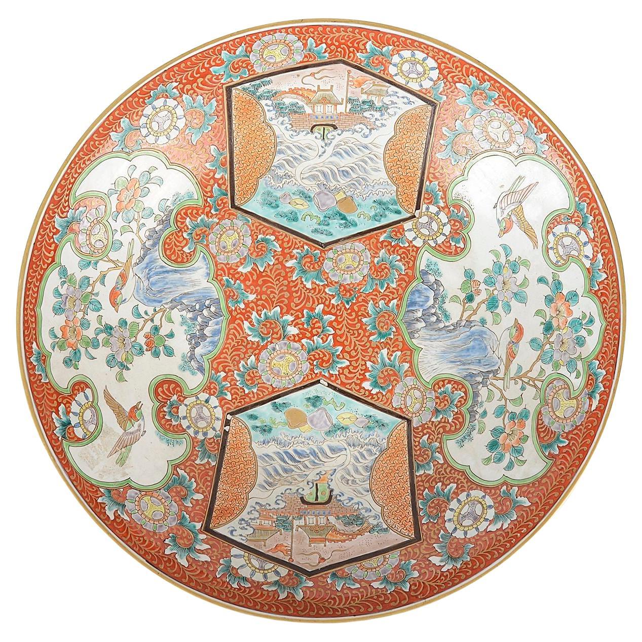 Große japanische Imari-Tellerplatte. Durchmesser von 60 cm (23,5"). 19. Jahrhundert