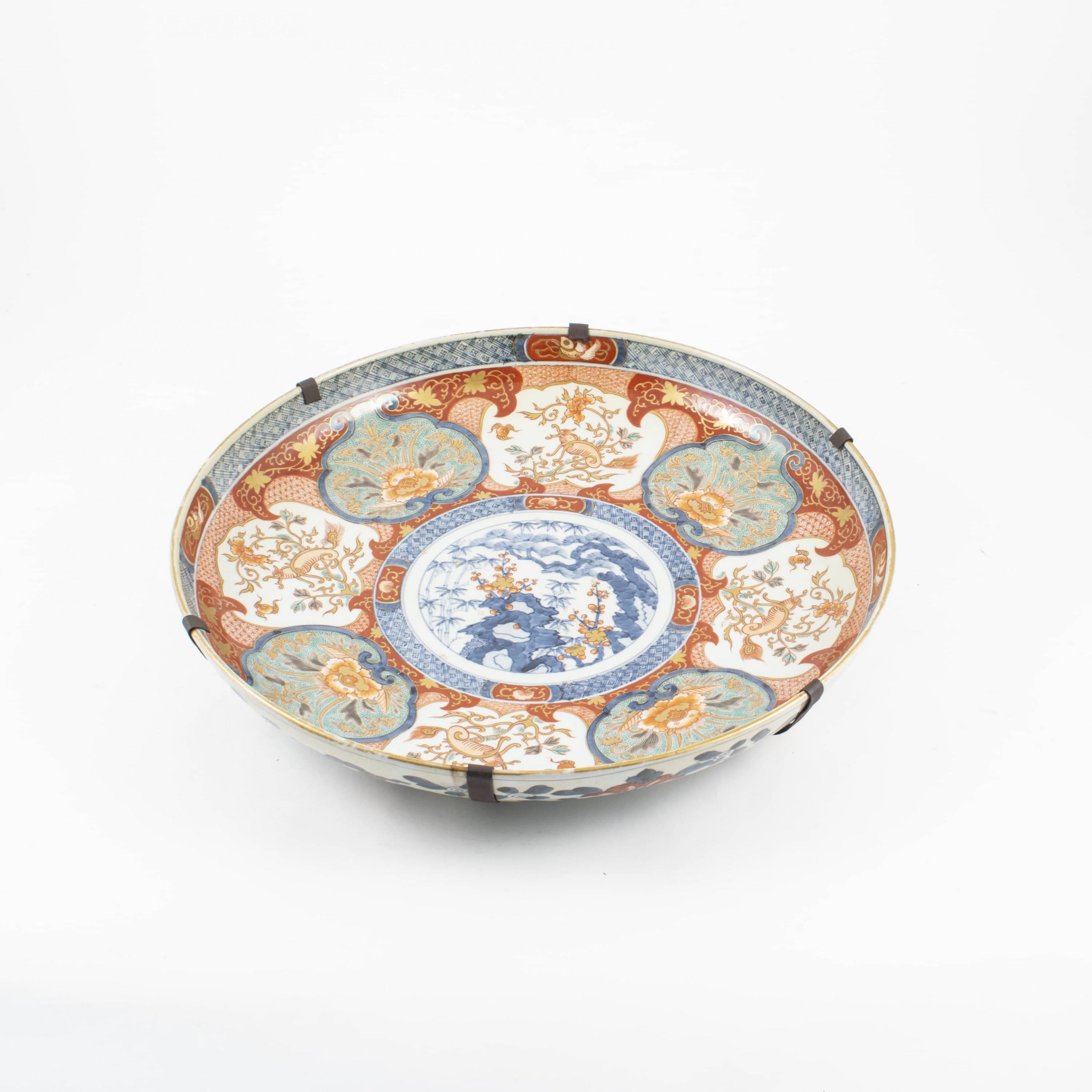 A large Japanese porcelain charger dating from the Meiji era (1868-1912).
Hand painted with polychrome colors. Gilt edge shows signs of wear but otherwise in mint condition.

Measure: Diameter 37 cm. Height 8 cm.
From the Meiji Period 1852-1912,