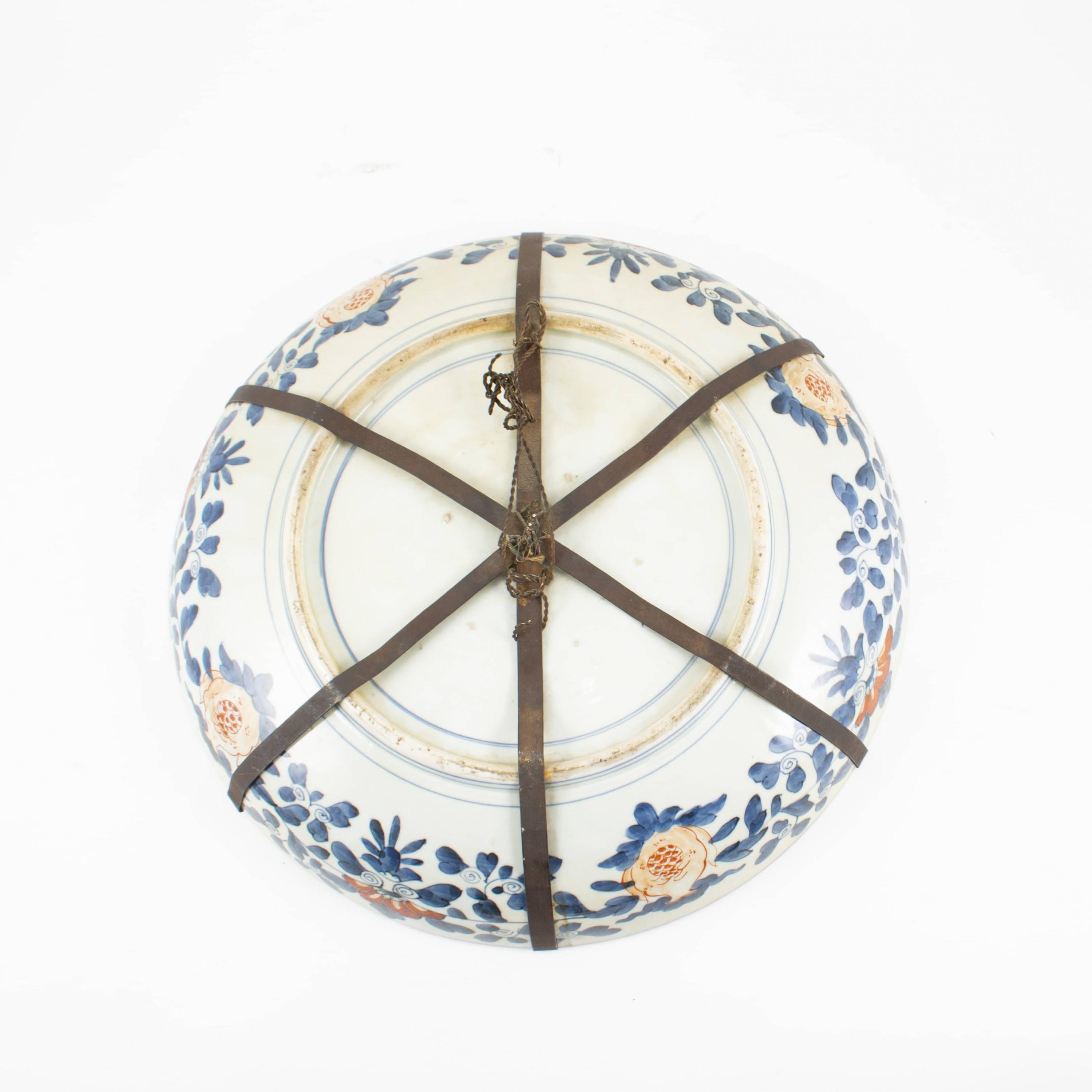 Large Japanese Imari Porcelain Charger from the Meiji Period 3