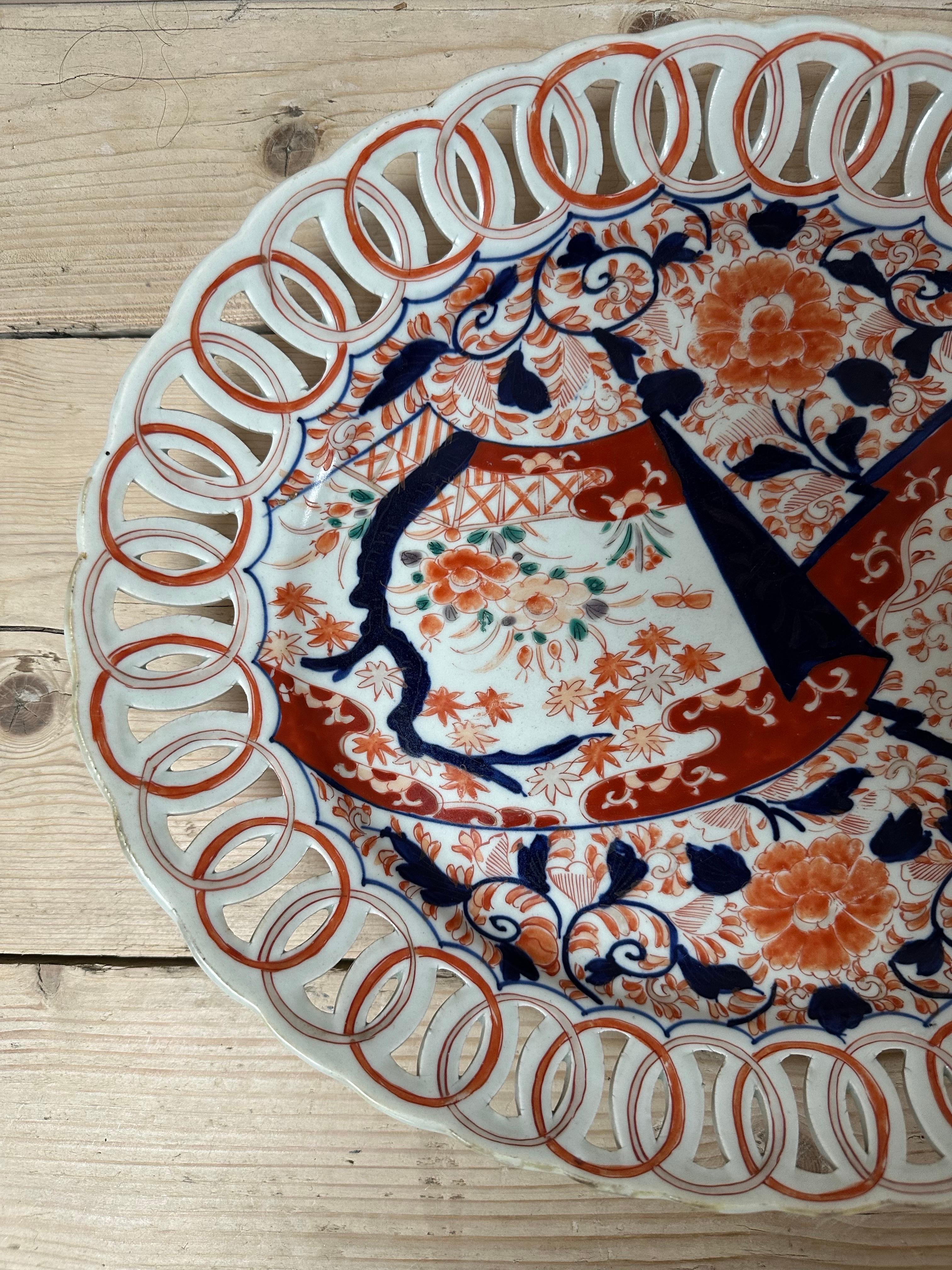 Grande piatto giapponese in Imari Porcelain con bordo reticolato, XIX secolo In condizioni buone in vendita a Worcester Park, GB