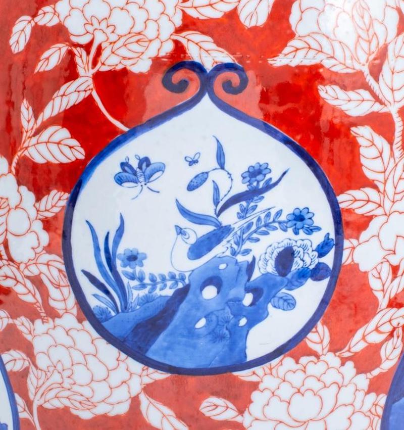 Große japanische Bodenvase aus Imari-Porzellan mit Trompetenhalsausschnitt (Vergoldet) im Angebot