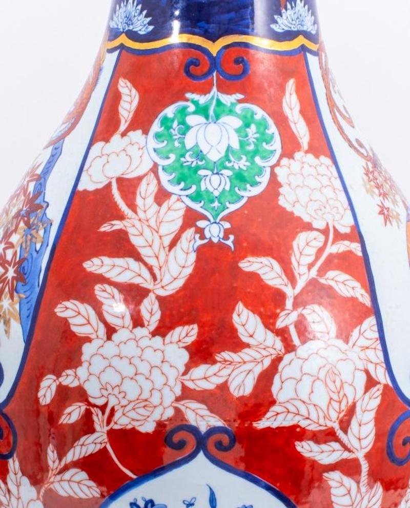 Grande vaso da terra in porcellana giapponese Imari Porcelain a collo di tromba In condizioni buone in vendita a Tarry Town, NY
