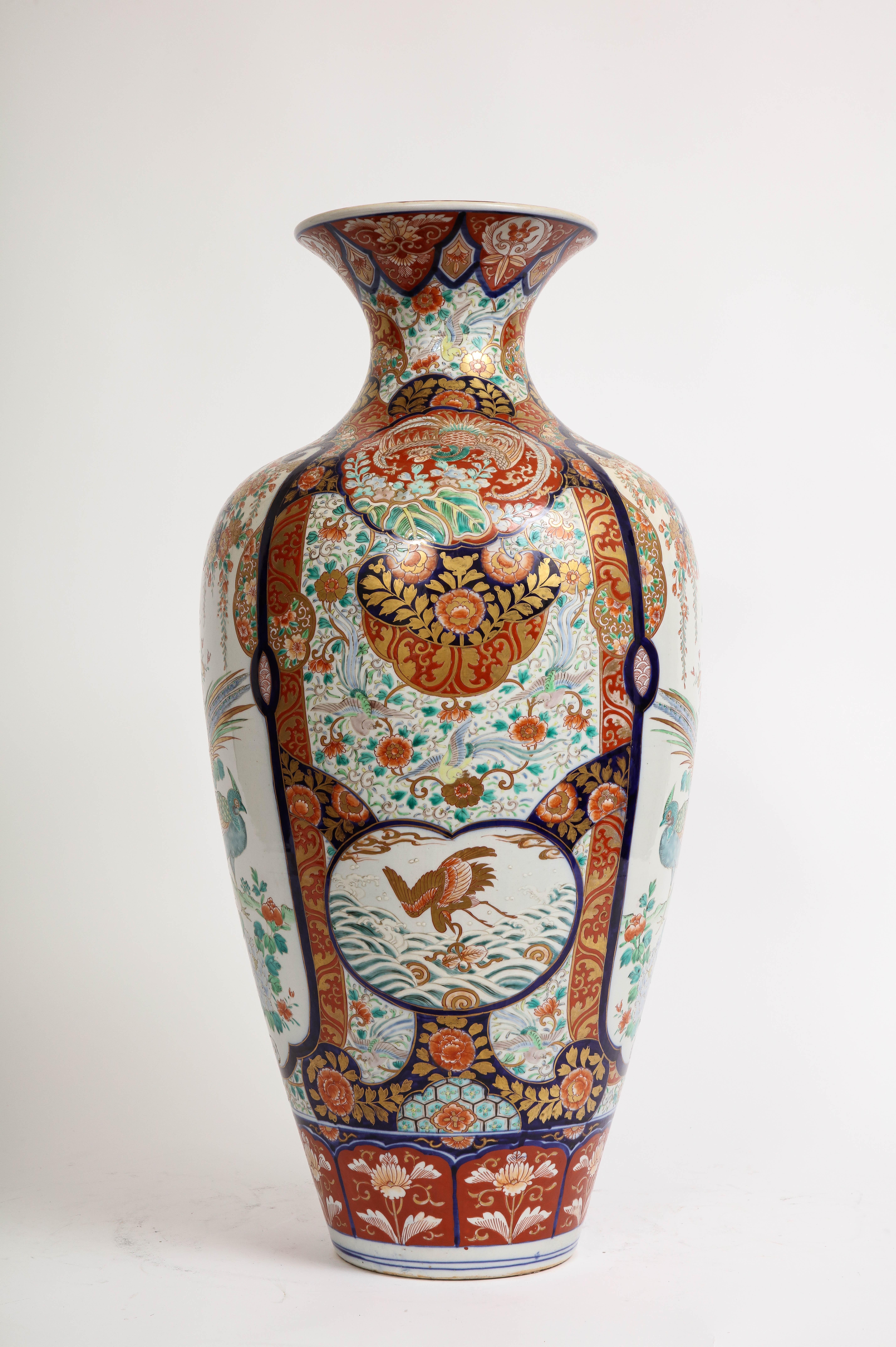 Große japanische Vase aus Imari Porcelain,  Meiji-Periode um 1880 im Zustand „Gut“ im Angebot in New York, NY