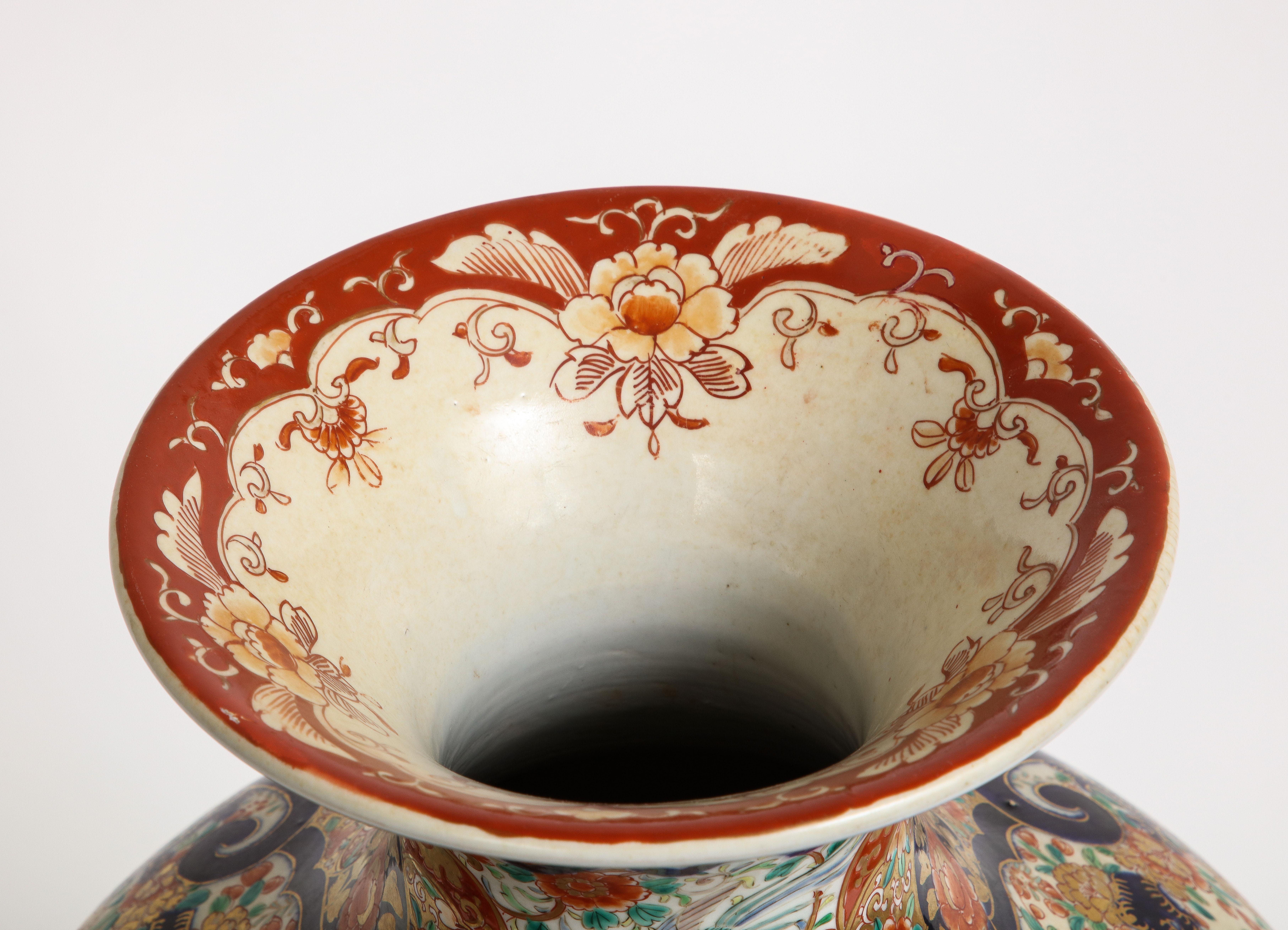 Große japanische Vase aus Imari Porcelain,  Meiji-Periode um 1880 (Gold) im Angebot