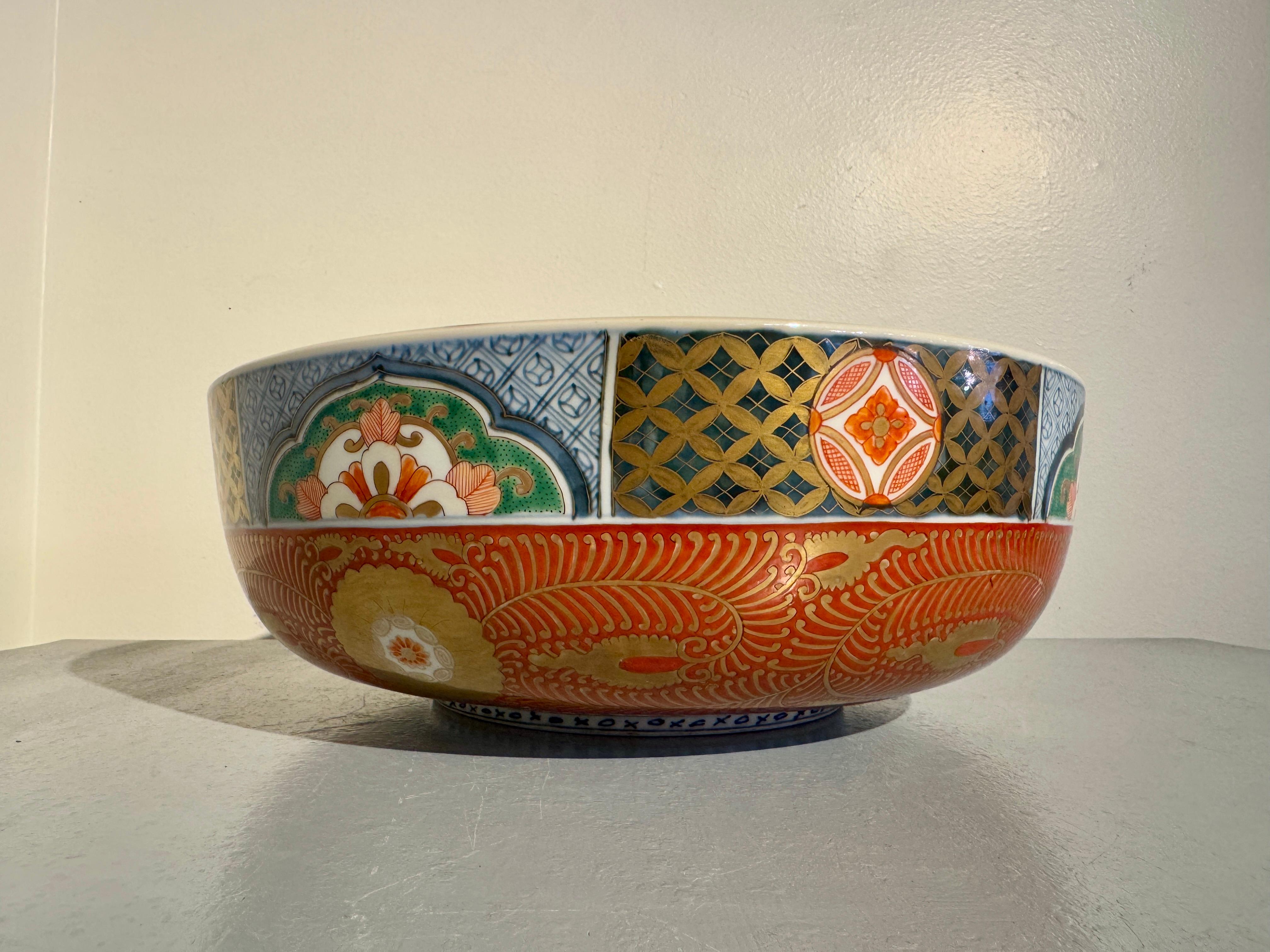 Large Japanese Imari Rabbit Bowl, Meiji Period, mid 19th Century, Japan In Good Condition For Sale In Austin, TX