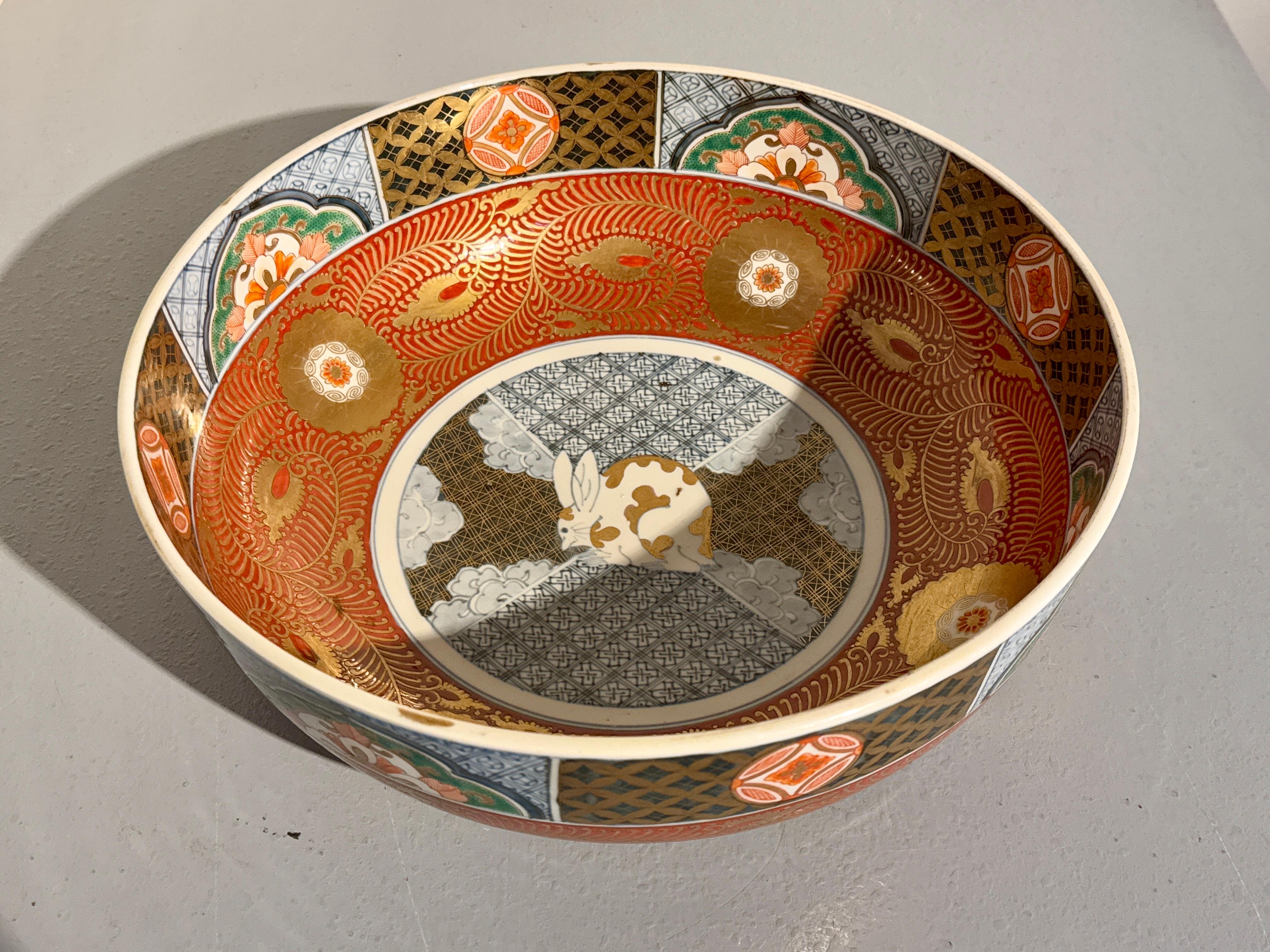 Large Japanese Imari Rabbit Bowl, Meiji Period, mid 19th Century, Japan For Sale 1