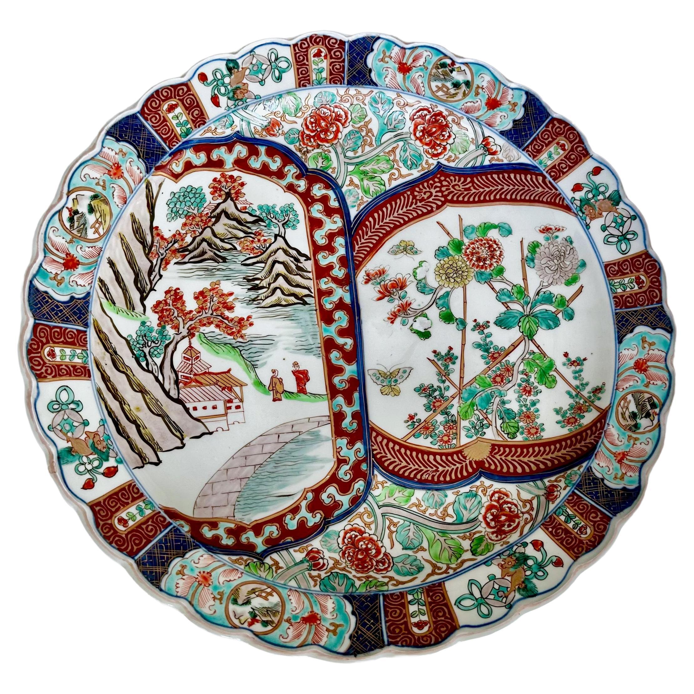 Grand chargeur japonais en porcelaine Imari à bord festonné