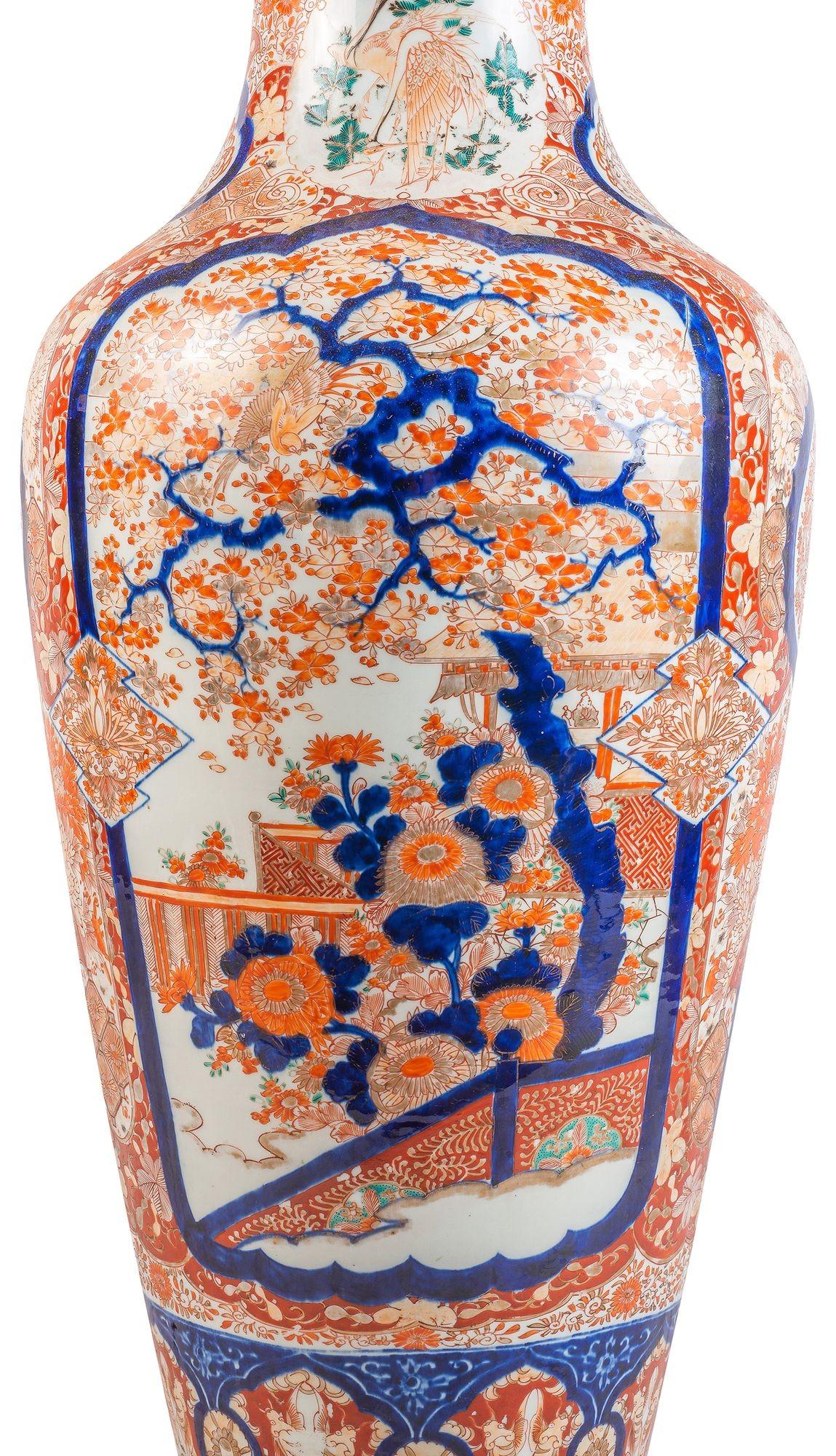 Large Japanese Imari vase, 19th Century. For Sale at 1stDibs