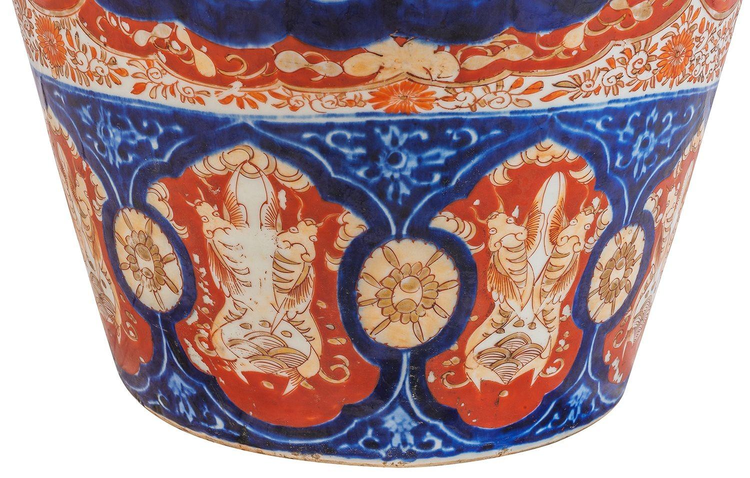 Peint à la main Grand vase japonais Imari, 19e siècle. en vente