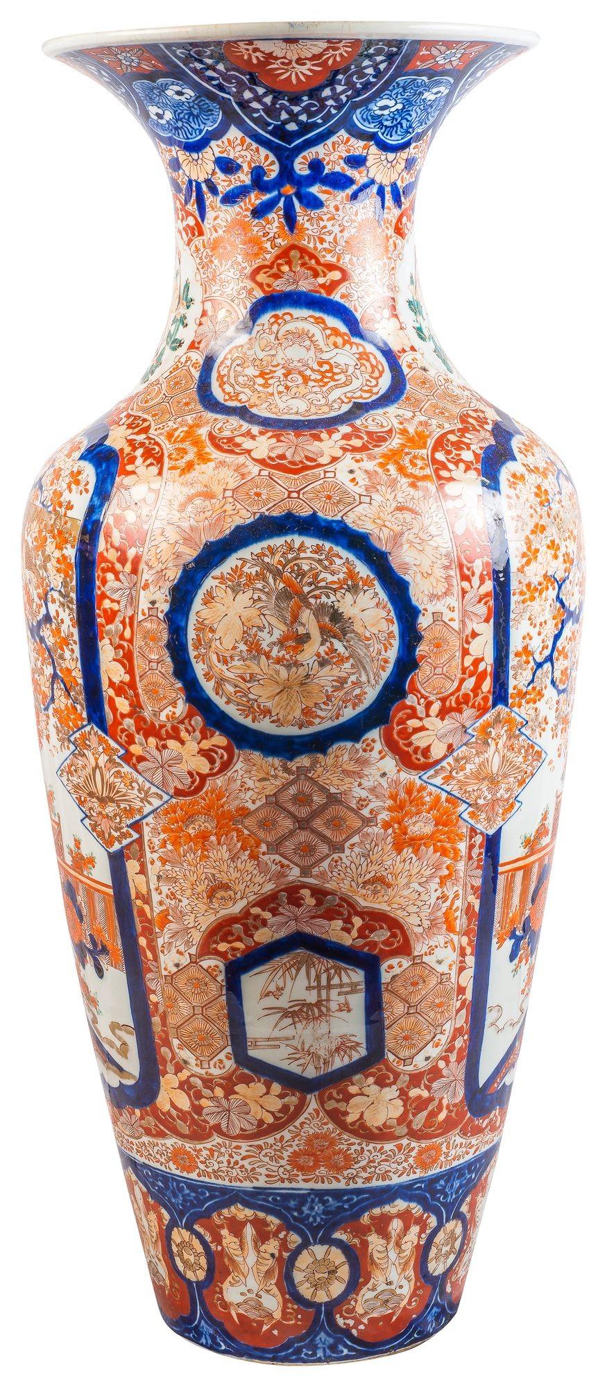 Porcelain Large Japanese Imari vase, 19th Century. For Sale