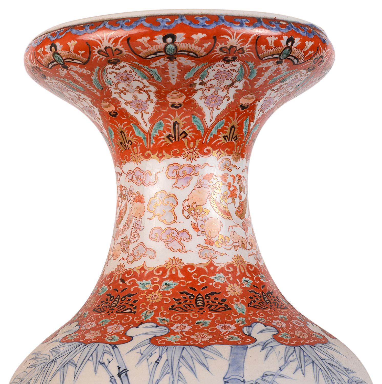 Un grand vase japonais Karango Imari de la fin du 19e siècle, de très bonne qualité, avec un motif classique merveilleusement décoré en haut et en bas, le panneau central présentant des scènes de bambous peintes à la main en bleu et blanc.
Signé à