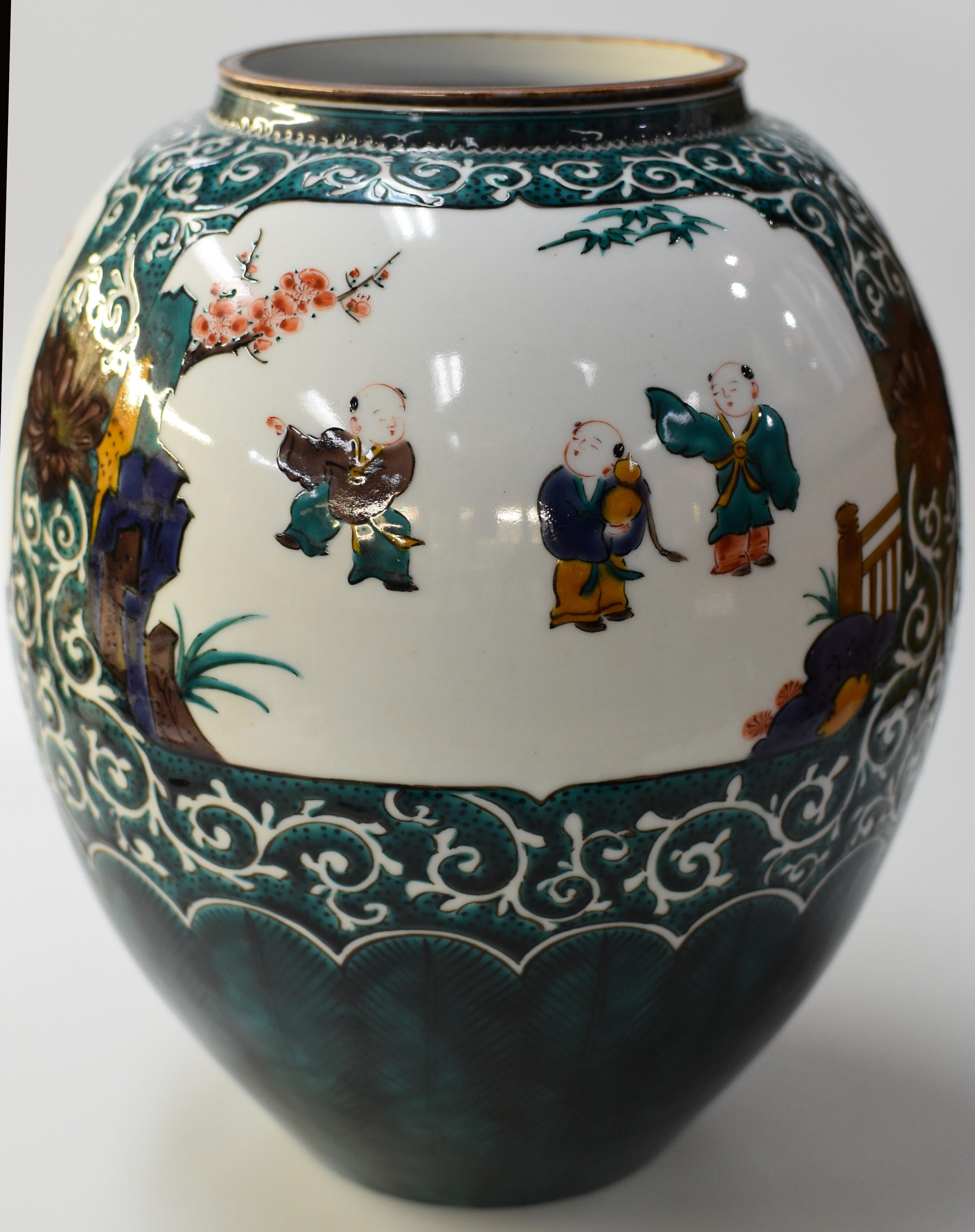 Japanese Green White Porcelain Vase by Contemporary Master Artist In New Condition For Sale In Takarazuka, JP