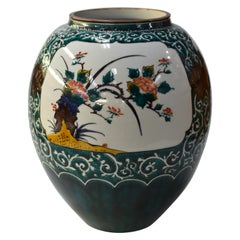 Vase japonais en porcelaine verte et blanche par un artiste contemporain