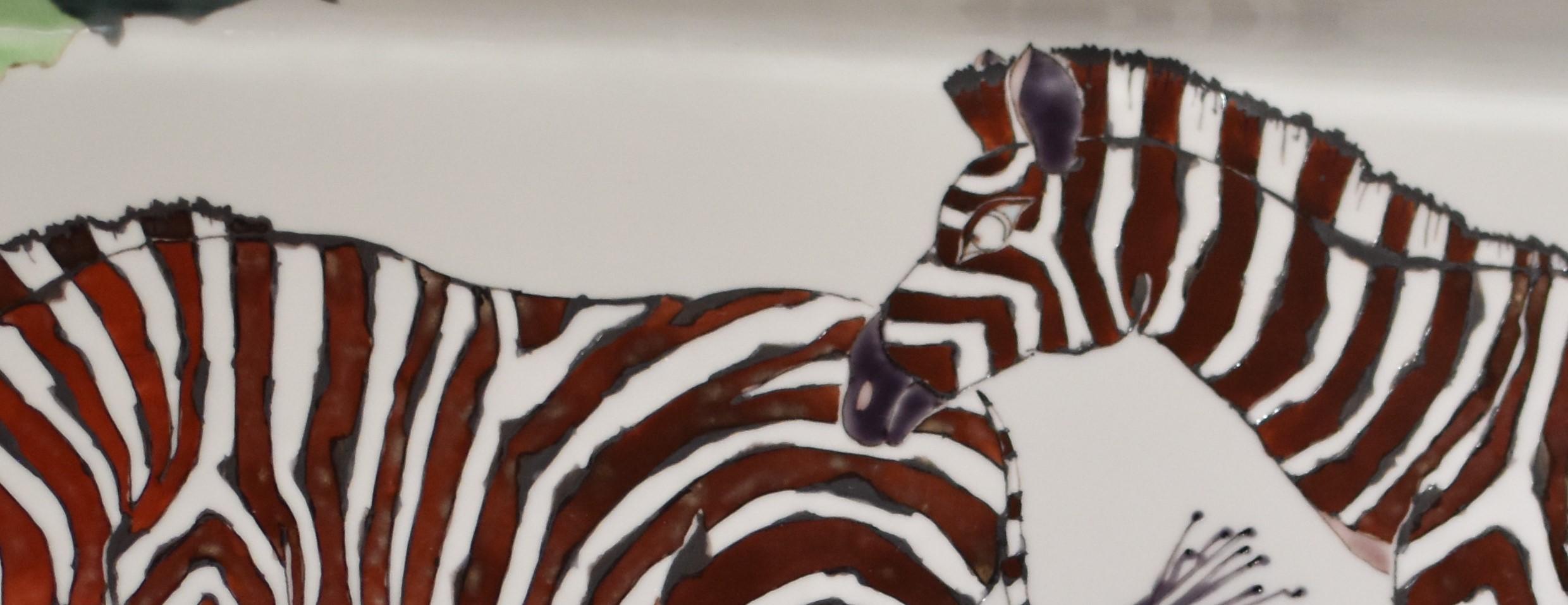 Außergewöhnliches, atemberaubendes, zeitgenössisches, signiertes japanisches Porzellan in Museumsqualität in einer eleganten, rechteckigen Form mit einer einzigartigen Interpretation von Zebras in einem atemberaubenden Schokoladenbraun. Auf der