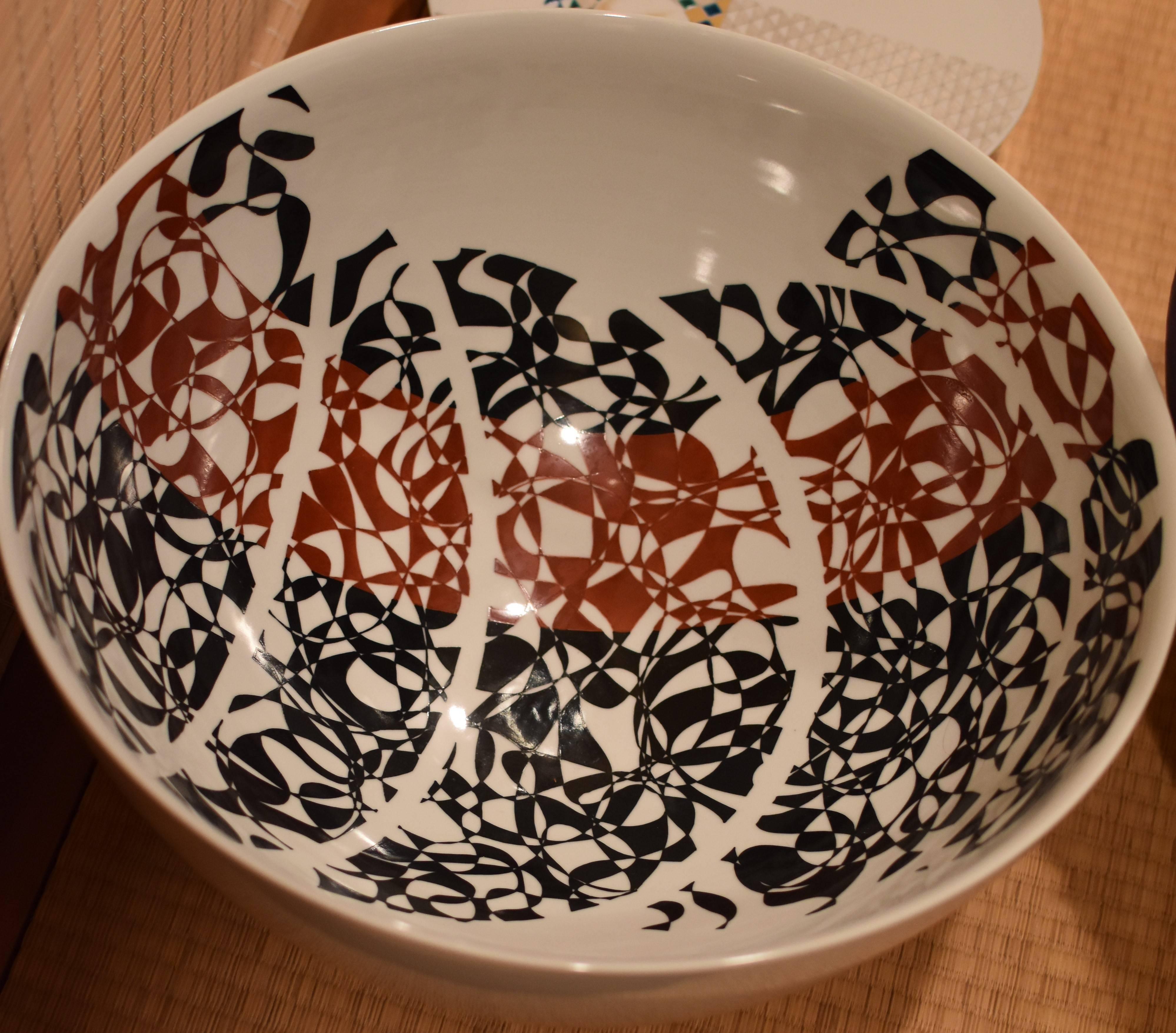 Mesmerizing museum quality very large Japanese contemporary decorative intricately hand-painted bowl/centerpiece, an award-winning exhibition piece featuring a stunning abstract pattern in black and red set against a milky white background. The