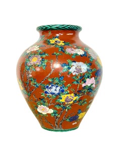 Grande vaso di porcellana giapponese in stile Kutani con decorazioni floreali policrome