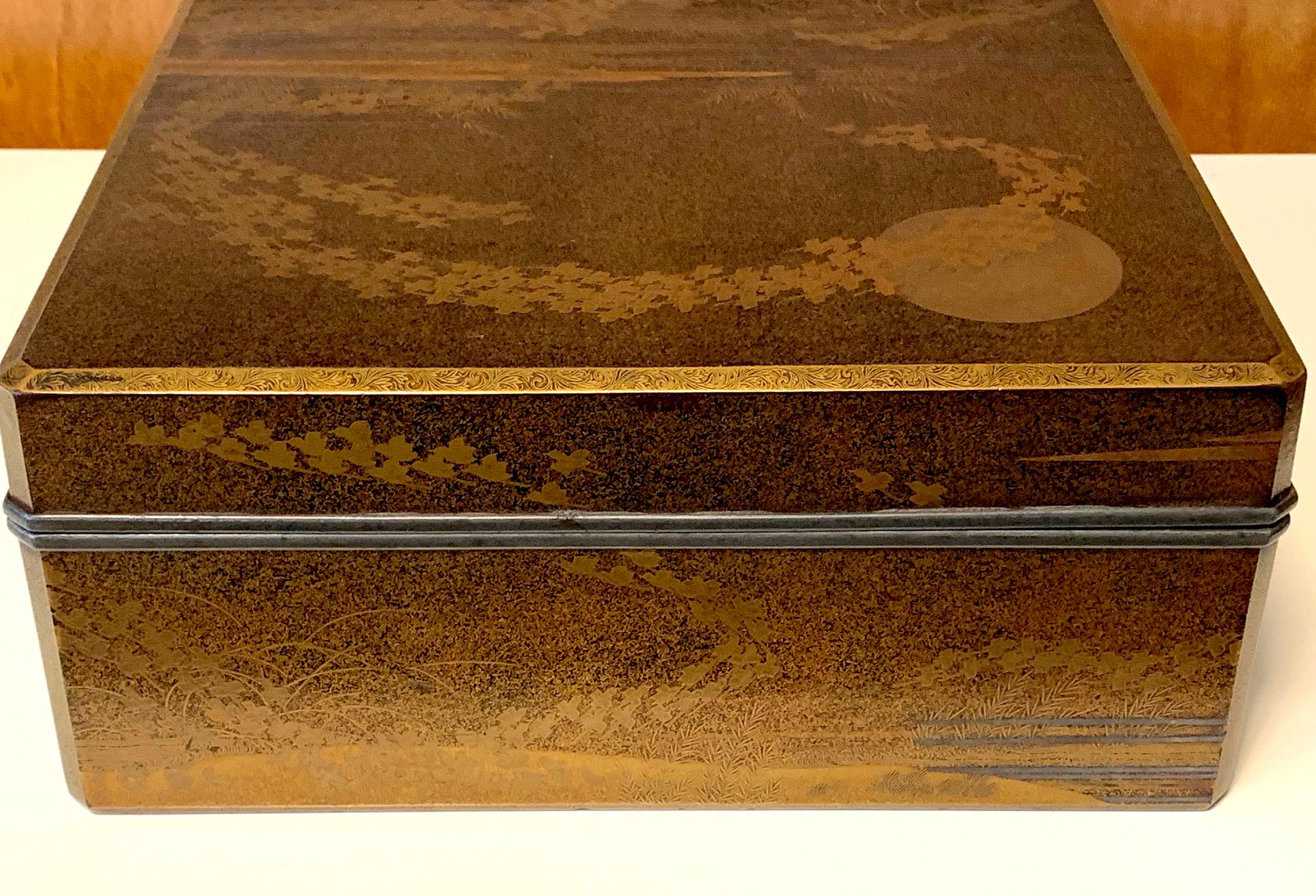 Große japanische Lackschachtel aus der frühen Edo-Periode Ex-Christie's (Holz) im Angebot
