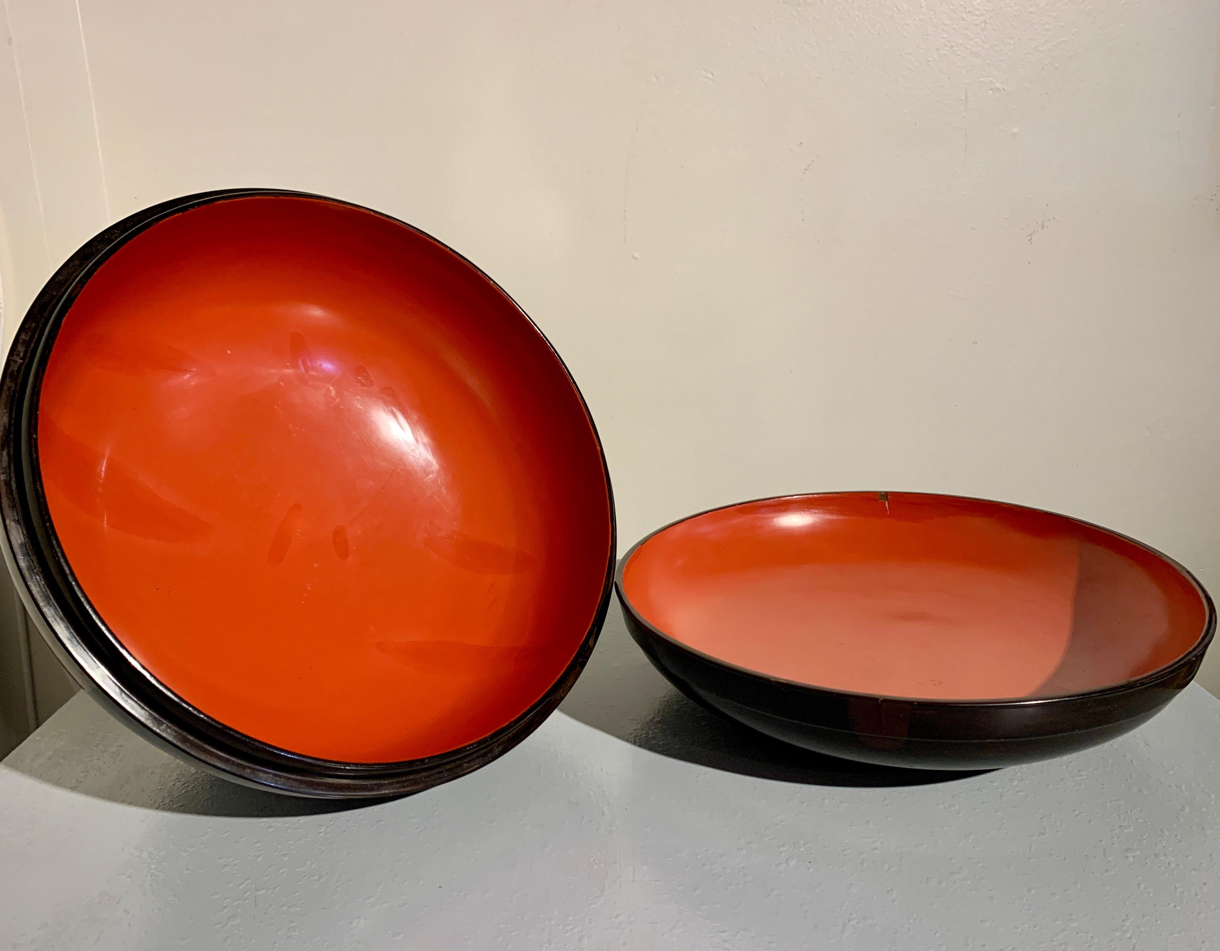 Large Japanese Lacquer Pedestal Bowl and Cover with Mon, Meiji Period, Japan For Sale 2