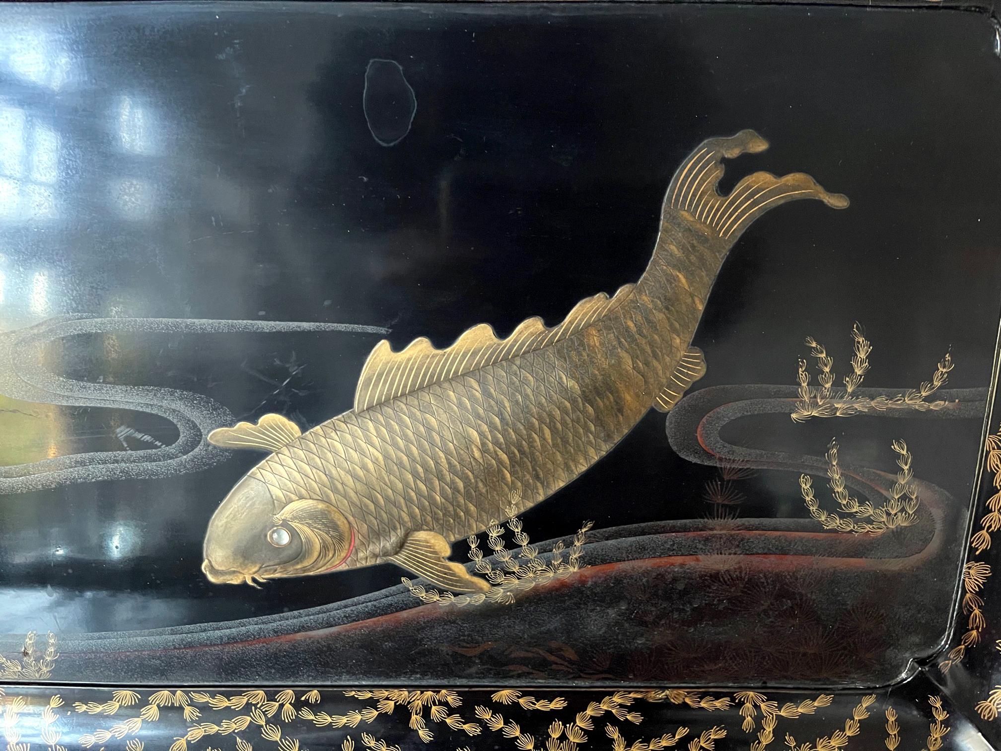 Großes japanisches Lacktablett mit Maki-e-Teppichdesign aus der Meiji-Periode im Zustand „Gut“ im Angebot in Atlanta, GA