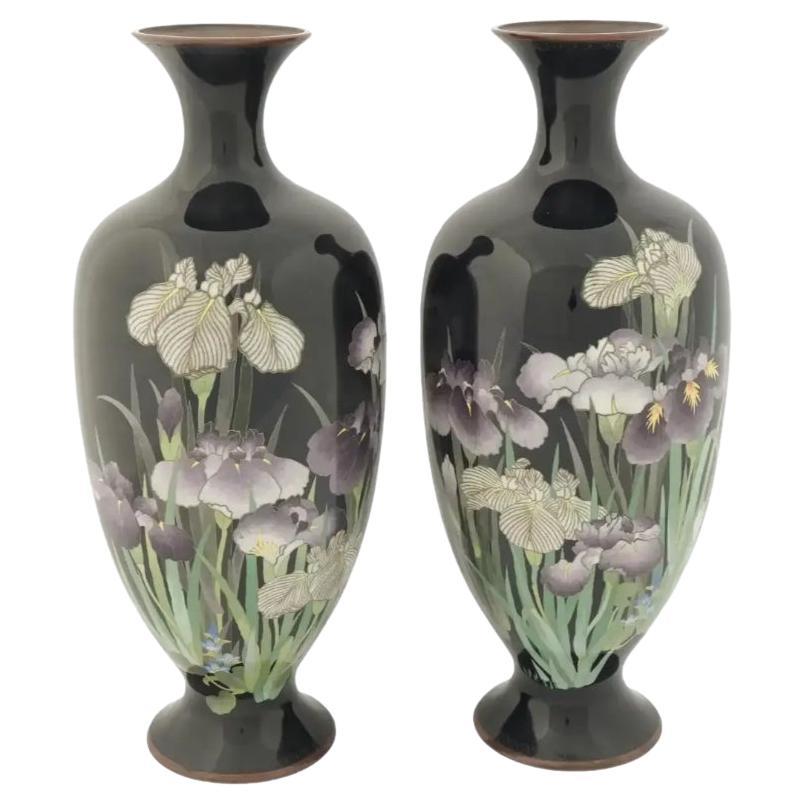 Paire de grands vases japonais Meiji en émail cloisonné avec iris