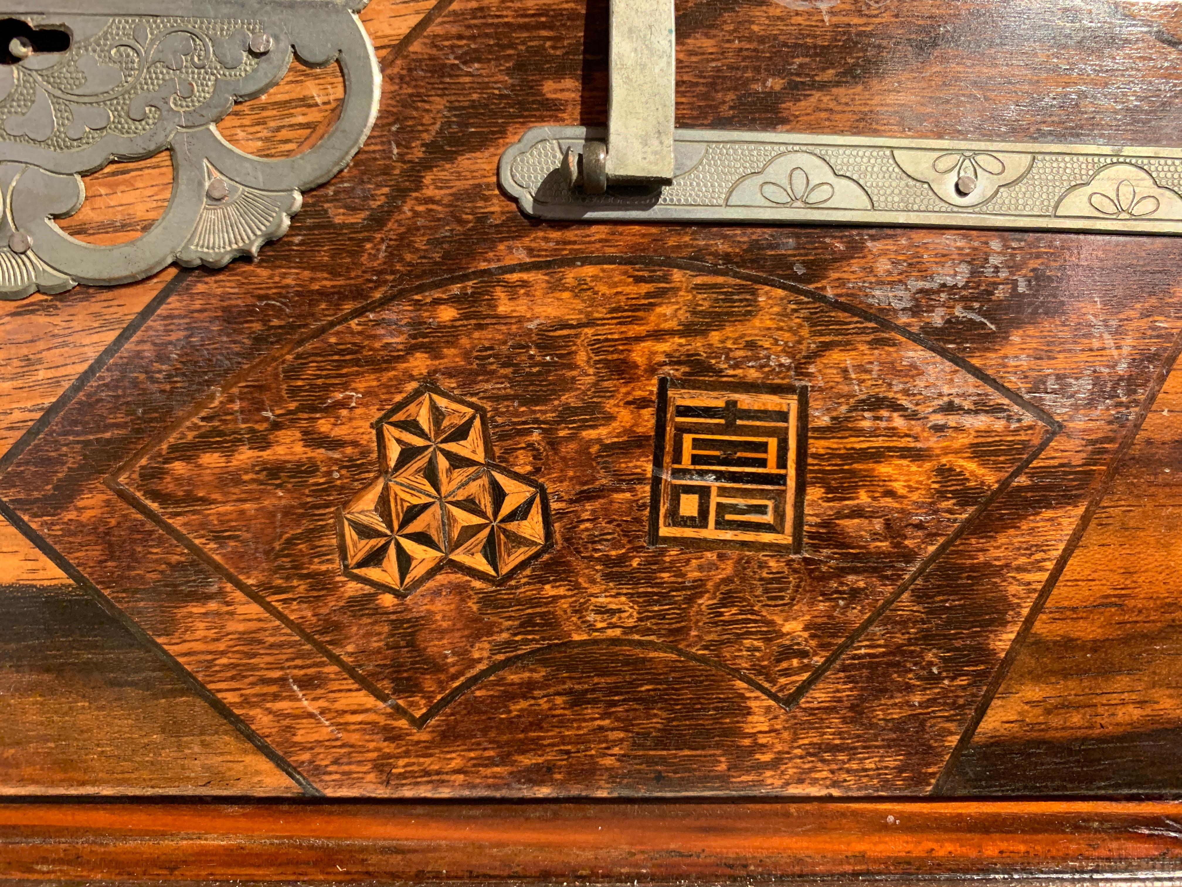 Grand meuble de rangement de table en marqueterie japonaise, période Meiji, fin du 19e siècle, Japon<unk> en vente 7