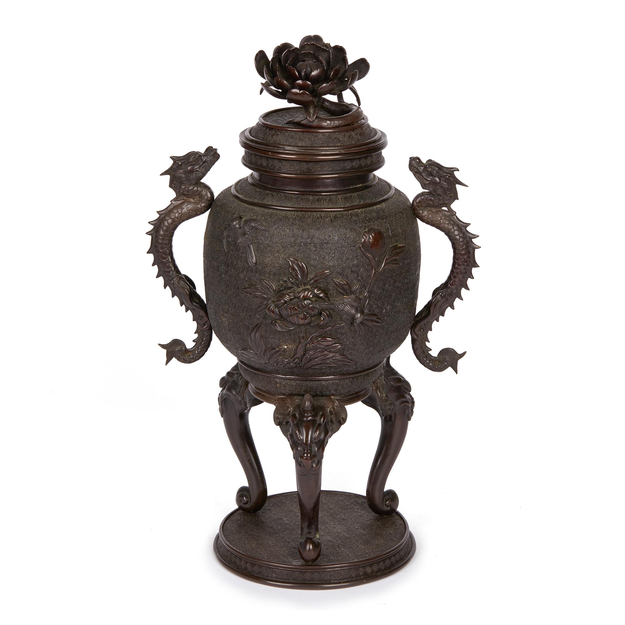 Große japanische Meiji-Bronze-Urne mit Deckel, 19. Jahrhundert (Patiniert) im Angebot