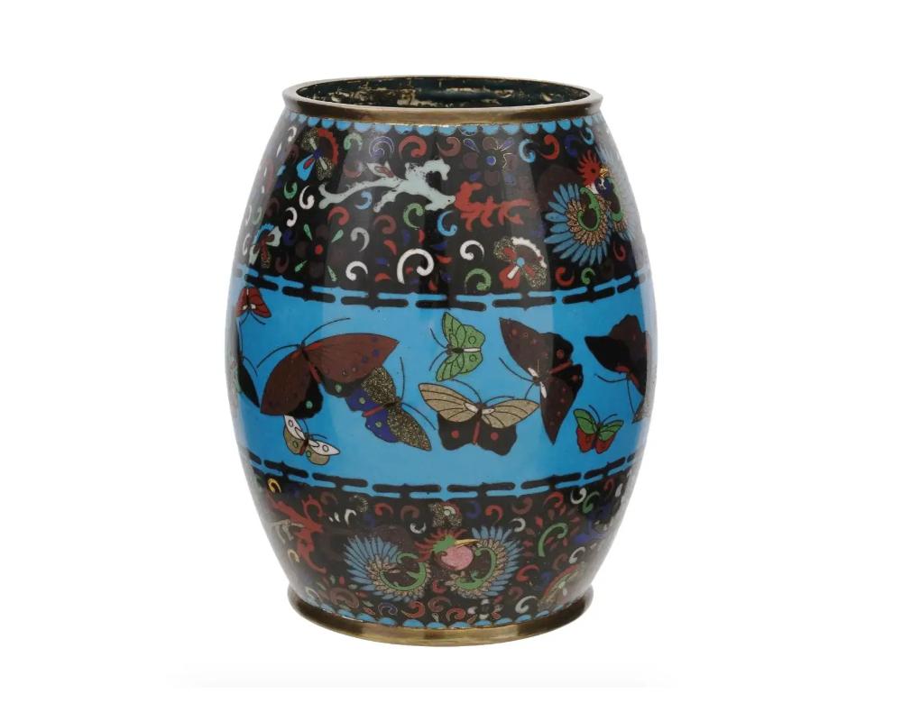 Giapponese Grande vaso antico Meiji Japanese Cloisonne Enamel Barrel Vase con farfalle in vendita