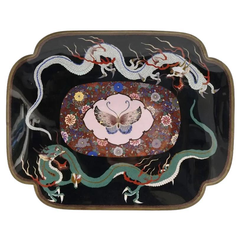 Grand plateau japonais Meiji en émail cloisonné représentant des dragons bondissants et des papillons roses