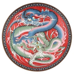 Assiette de présentation japonaise à double dragon en émail cloisonné de 12 pouces signée Meiji