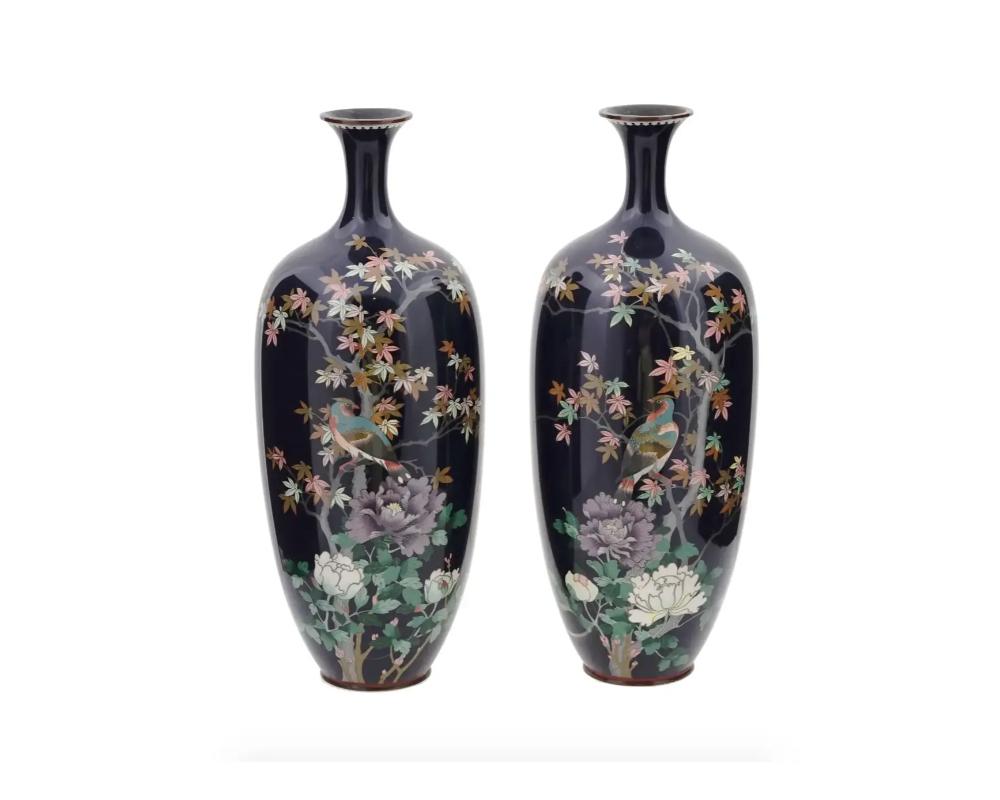 Japonais Grande paire de vases japonais Meiji en émail cloisonné représentant des oiseaux dans un jardin en vente