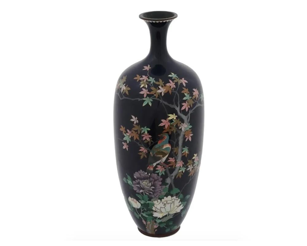 Laiton Grande paire de vases japonais Meiji en émail cloisonné représentant des oiseaux dans un jardin en vente
