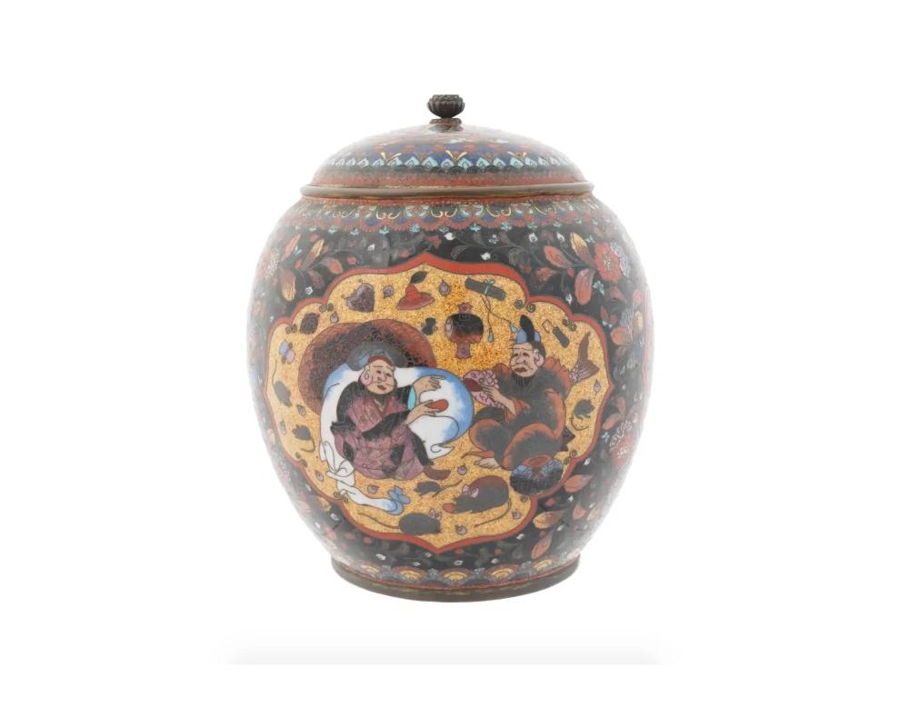 Un grande vaso antico giapponese dell'epoca Meiji con coperchio in ottone e smalto. Circa: tra la fine del XIX secolo e l'inizio del XX secolo. Il vaso a forma di sfera è smaltato con una scena a medaglione policroma con due figure maschili e un