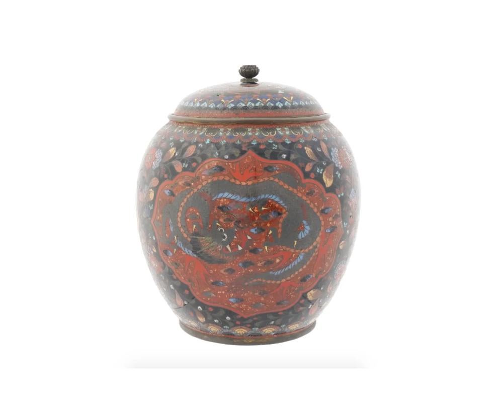 Giapponese Grande vaso giapponese Meiji con coperchio in smalto Cloisonne in vendita