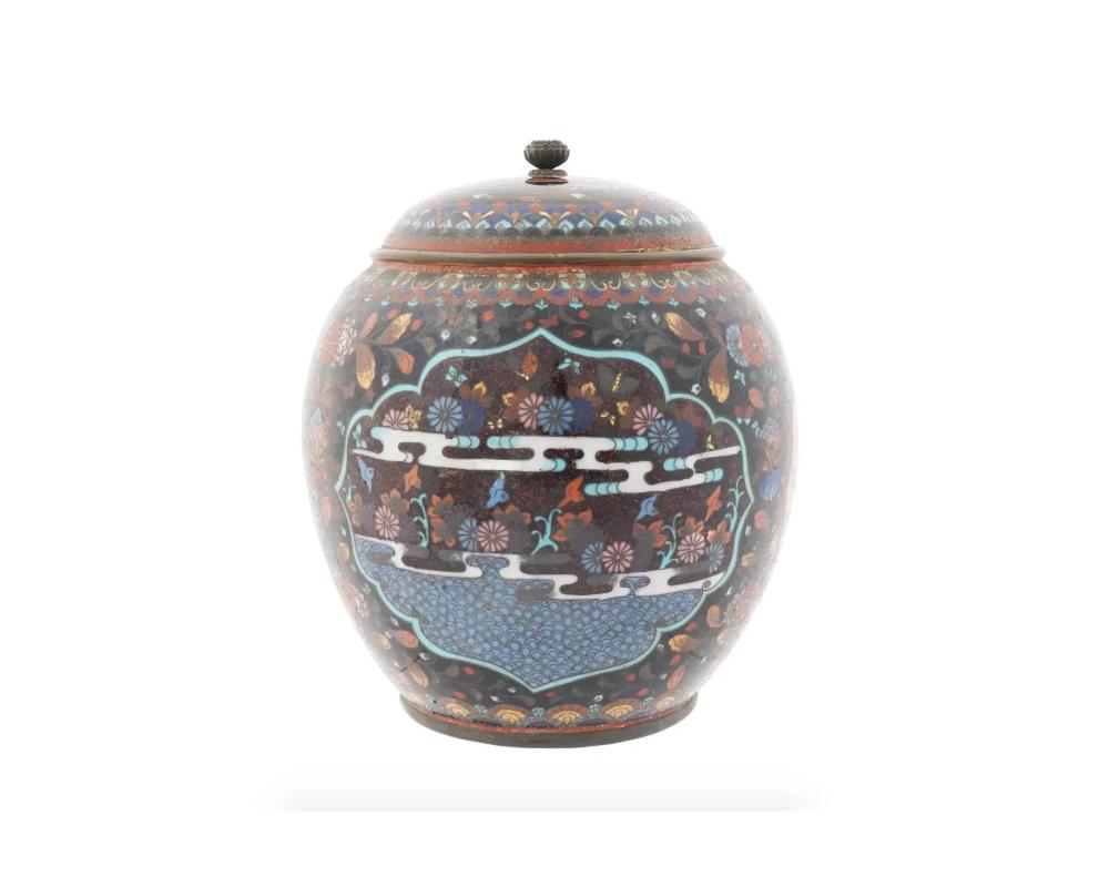 Cloisonné Grand pot japonais Meiji à couvercle en émail cloisonné en vente