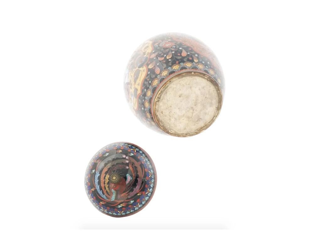 Grande vaso giapponese Meiji con coperchio in smalto Cloisonne In condizioni buone in vendita a New York, NY